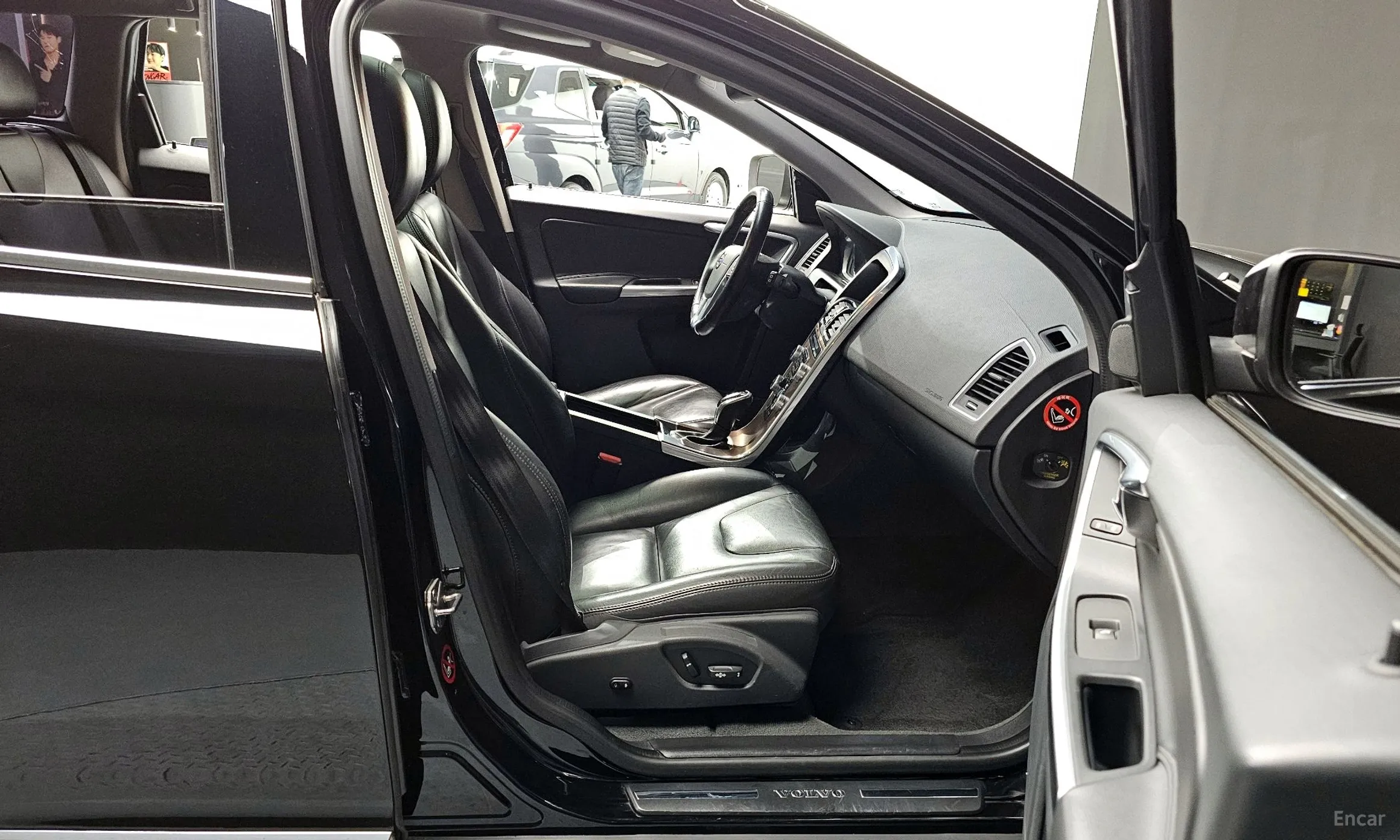 Volvo XC60 превью 11