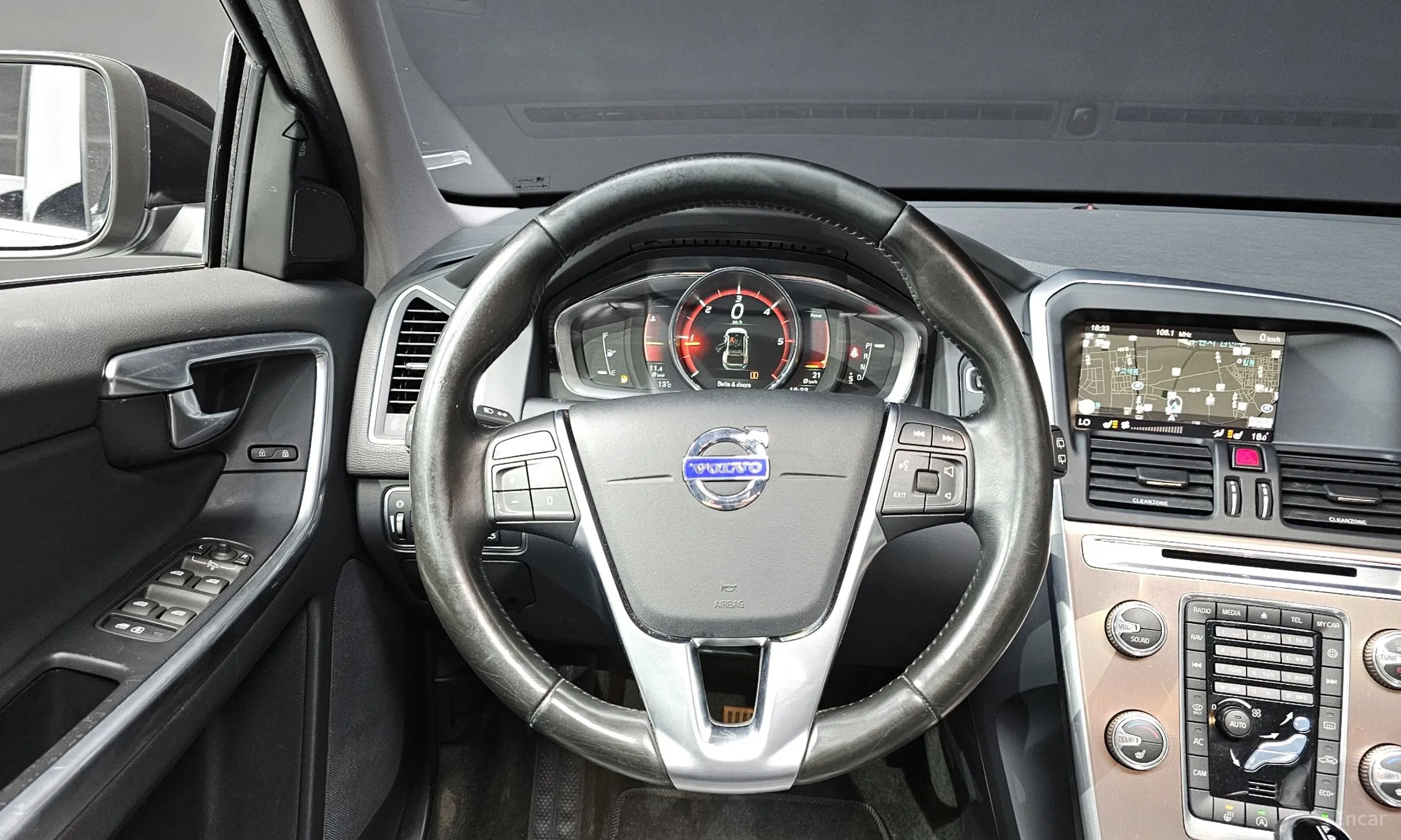 Volvo XC60 превью 13