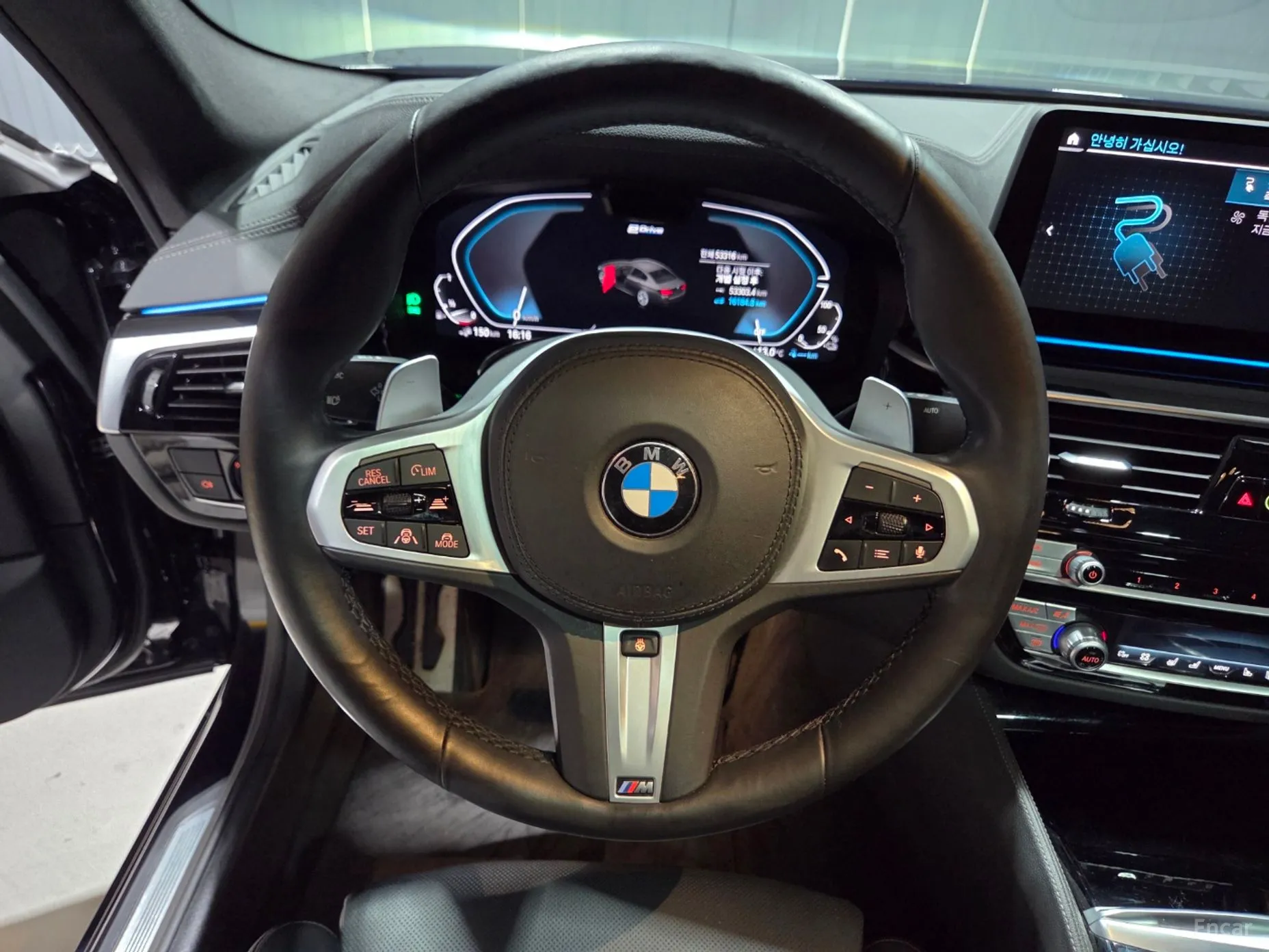 BMW 5 Series (G30) превью 15