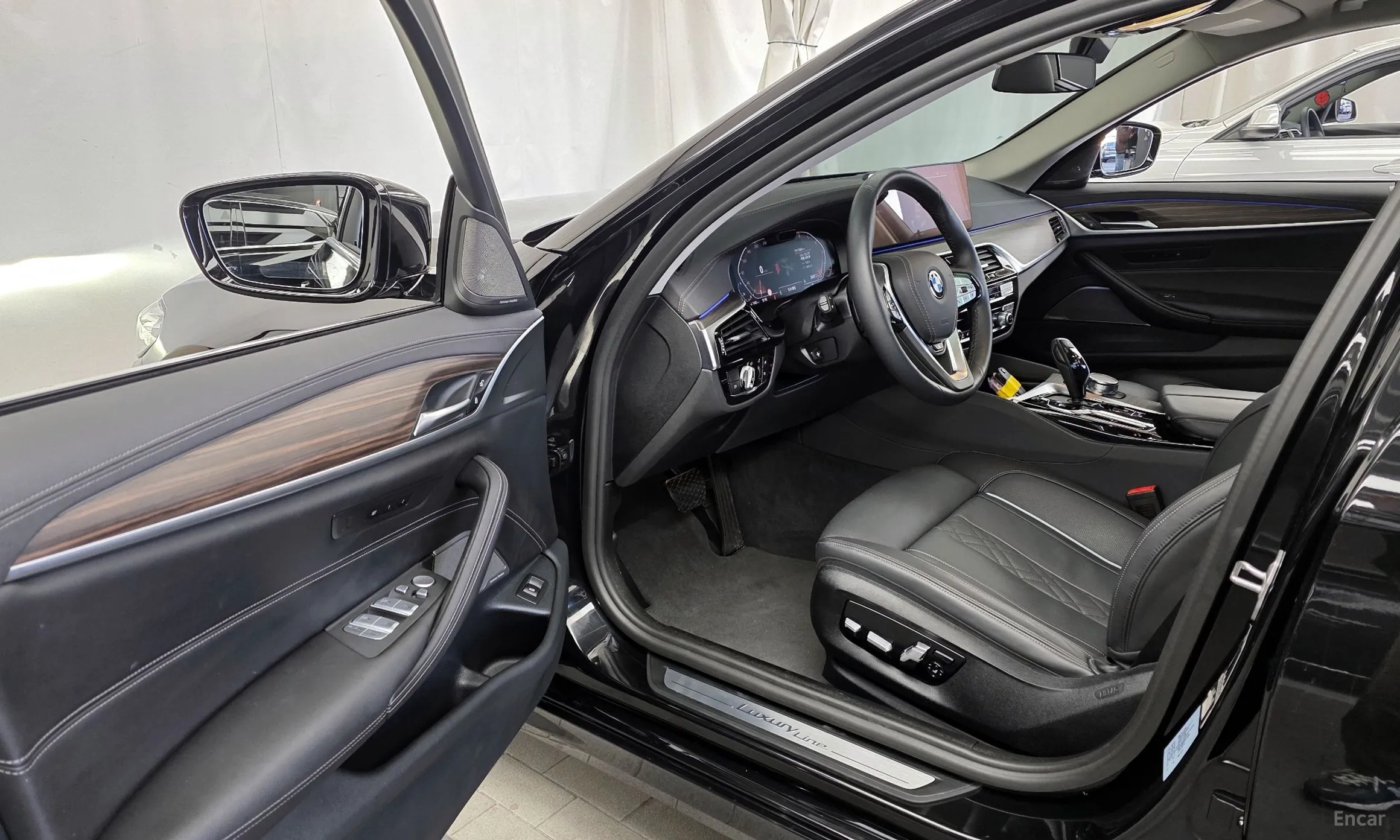 BMW 5 Series (G30) превью 10