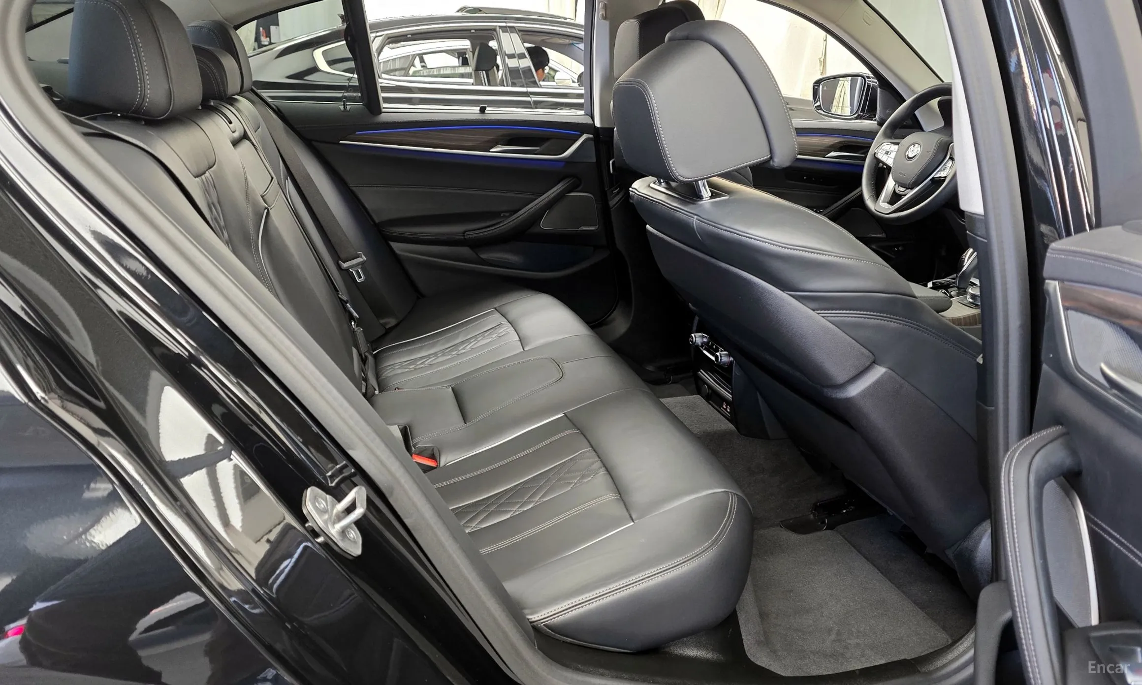 BMW 5 Series (G30) превью 12