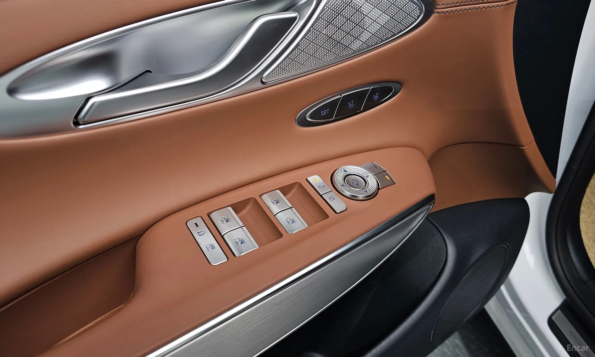 Genesis GV70 превью 17