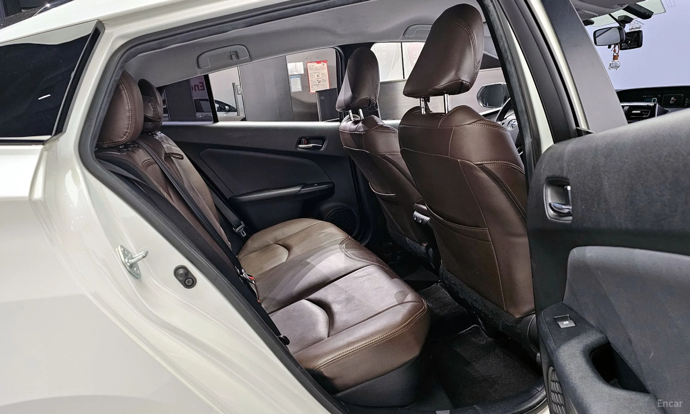 Toyota Prius 4th Generation превью 12