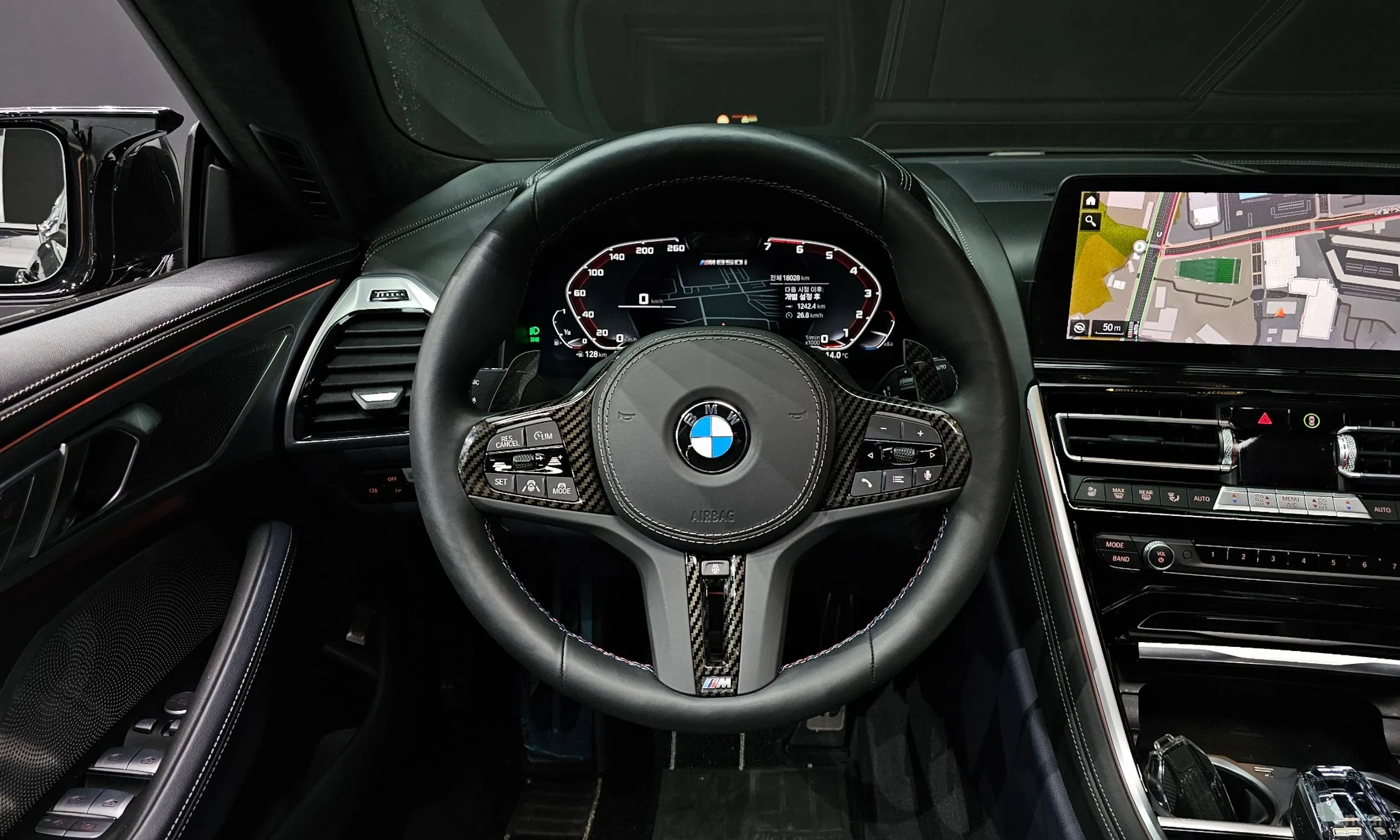 BMW 8-series (G15) превью 13
