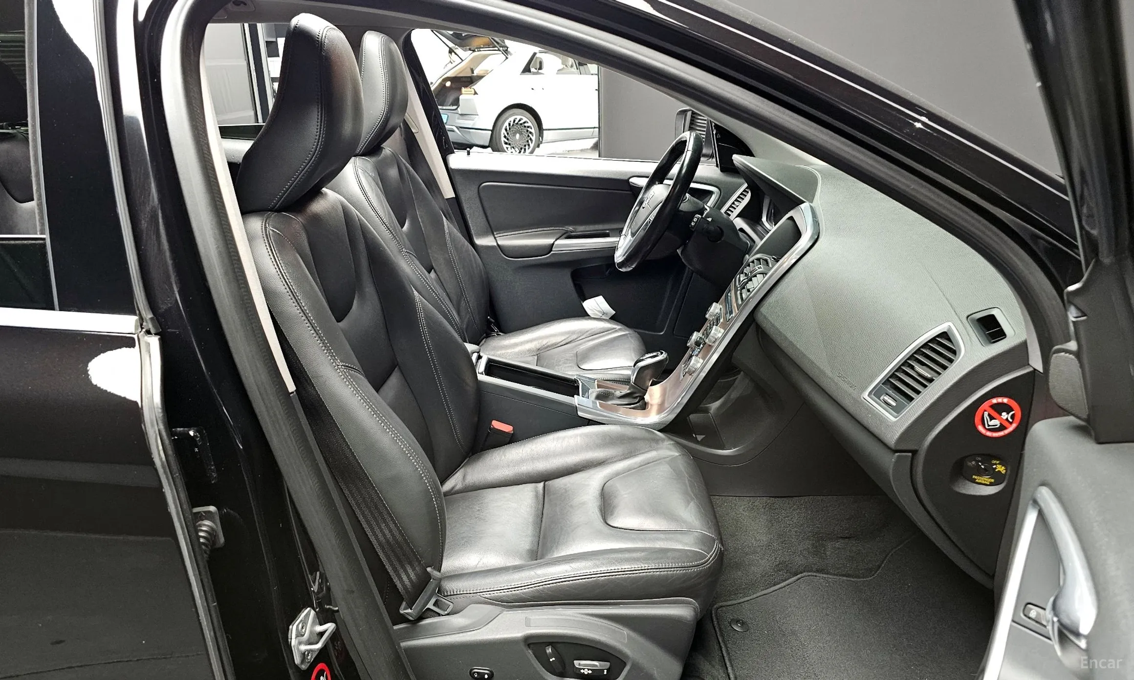 Volvo XC60 превью 10