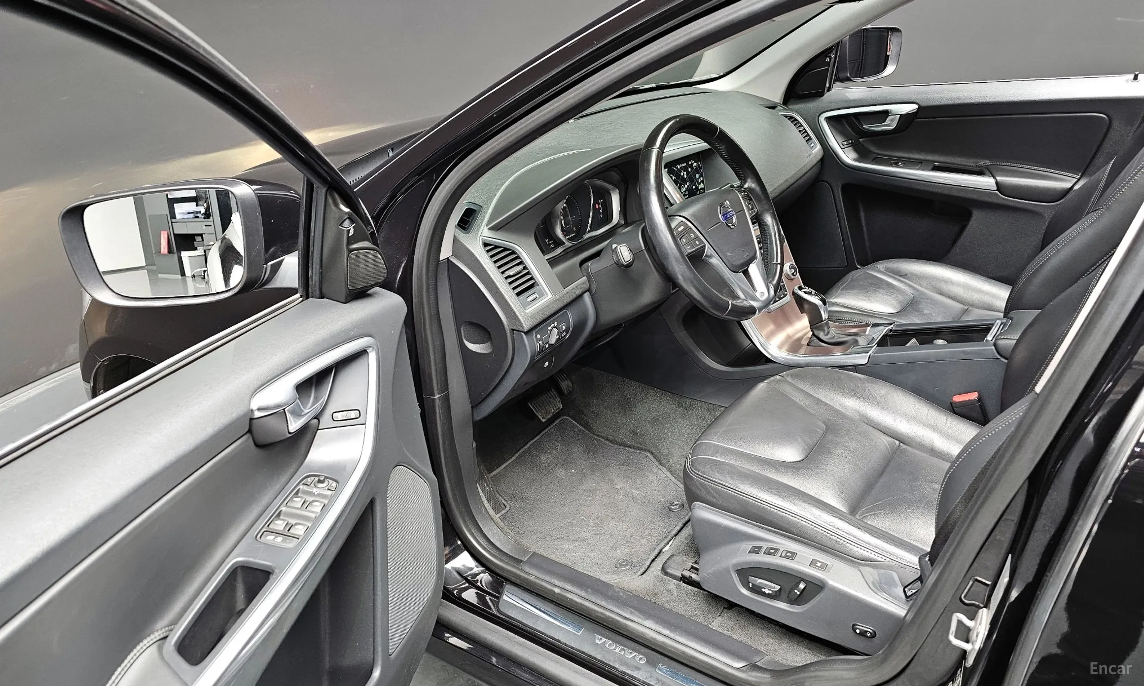 Volvo XC60 превью 12