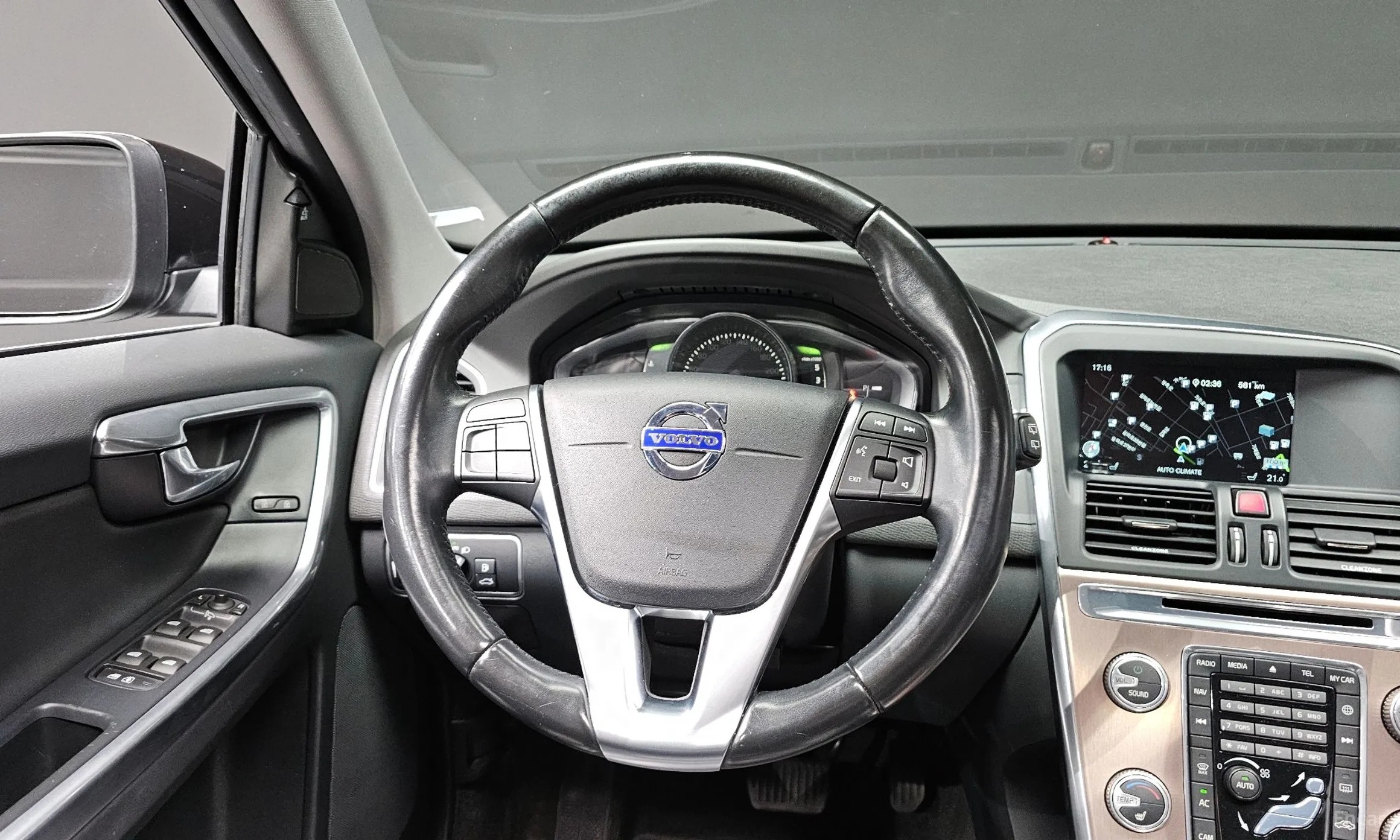 Volvo XC60 превью 13