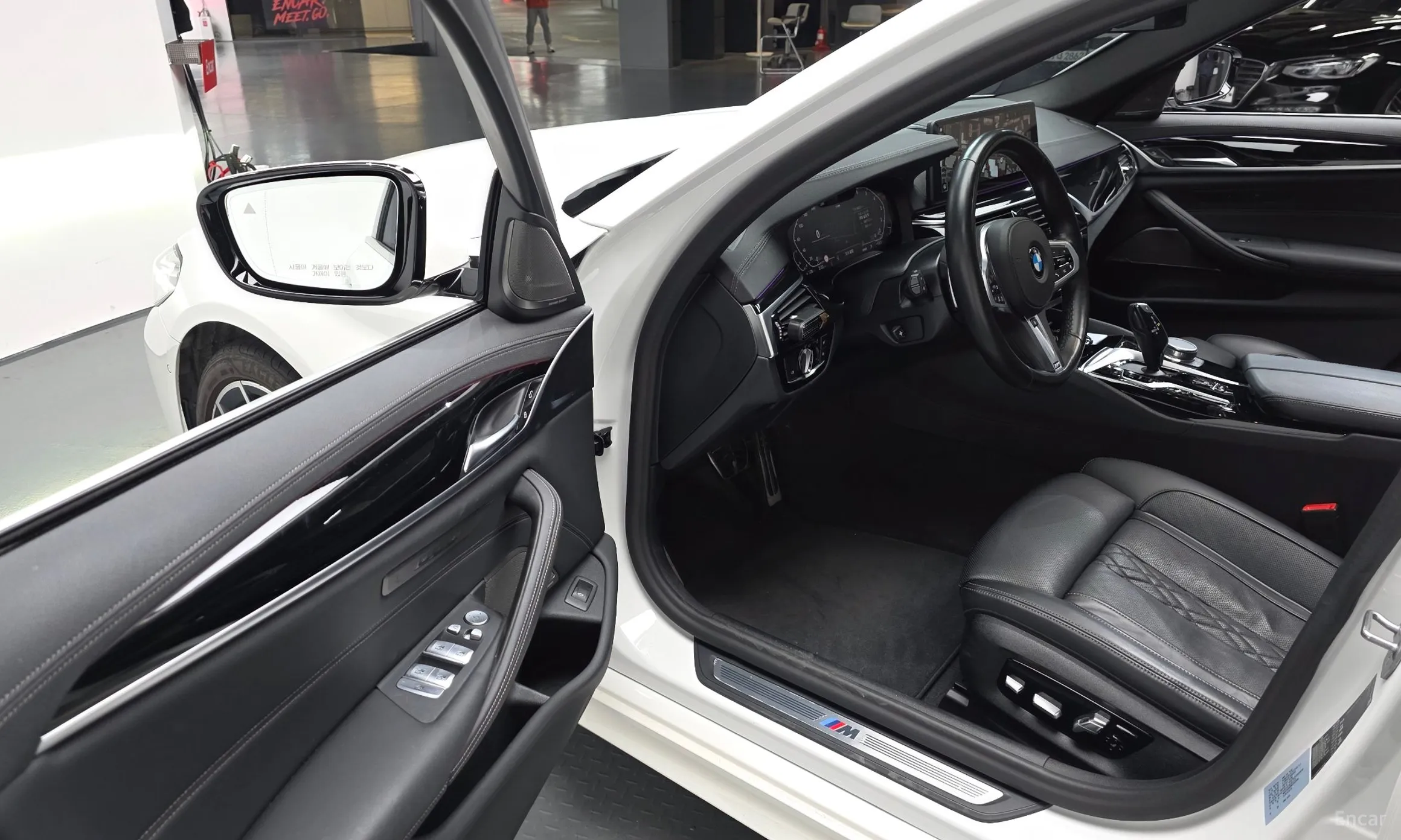 BMW 5 Series (G30) превью 12