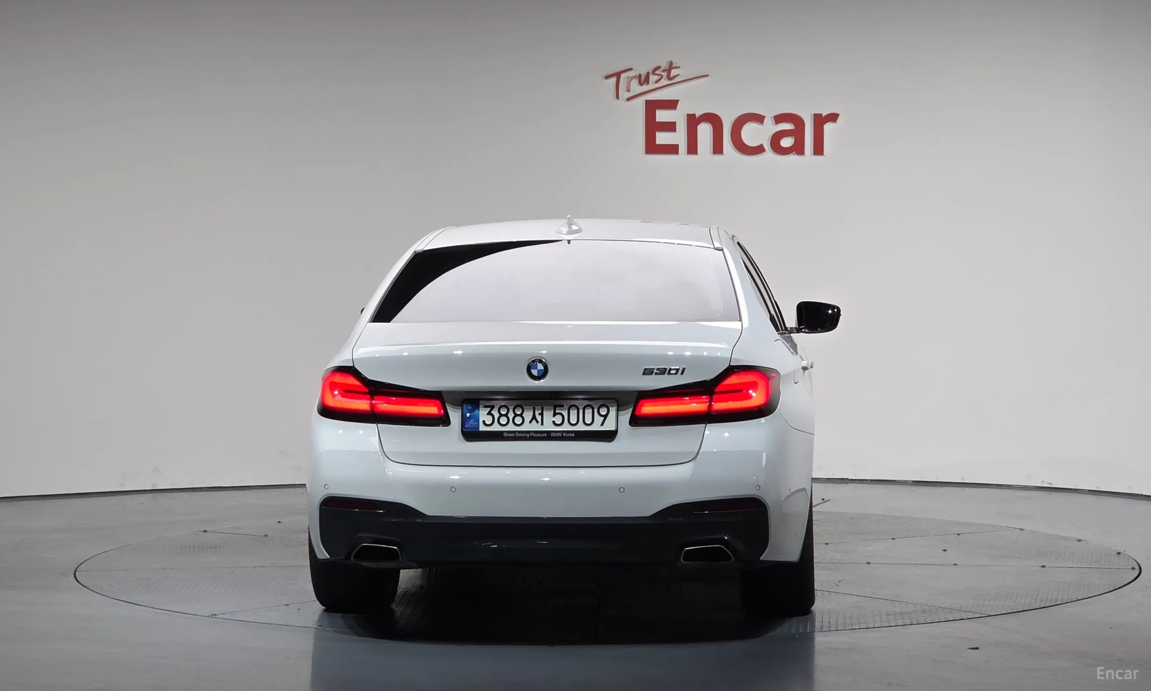BMW 5 Series (G30) превью 4