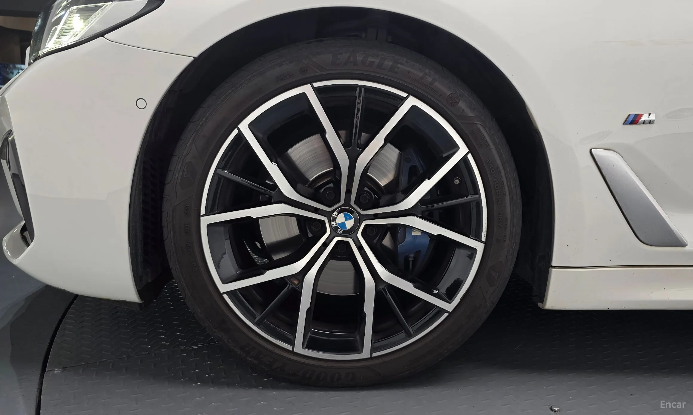 BMW 5 Series (G30) превью 5