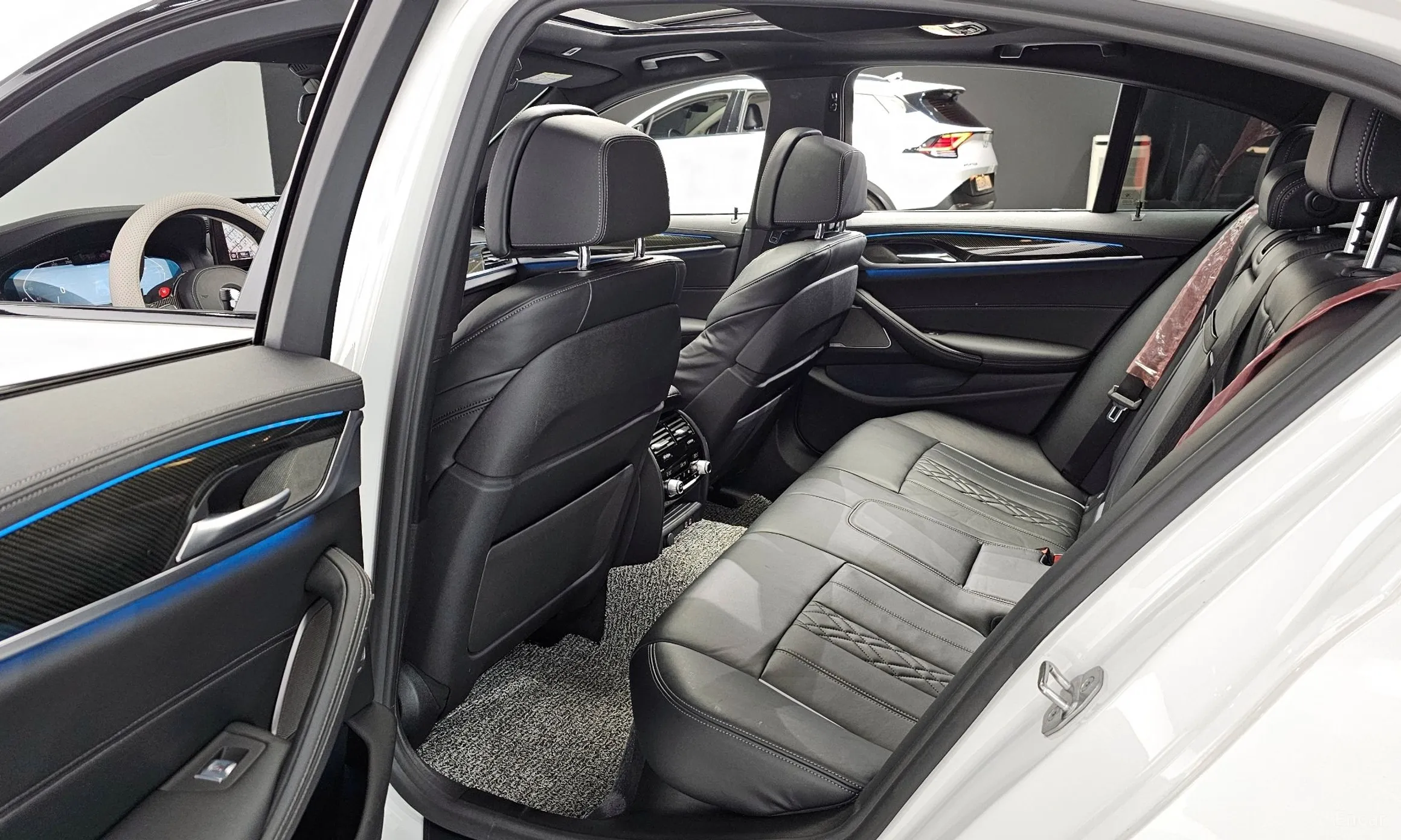 BMW 5 Series (G30) превью 10
