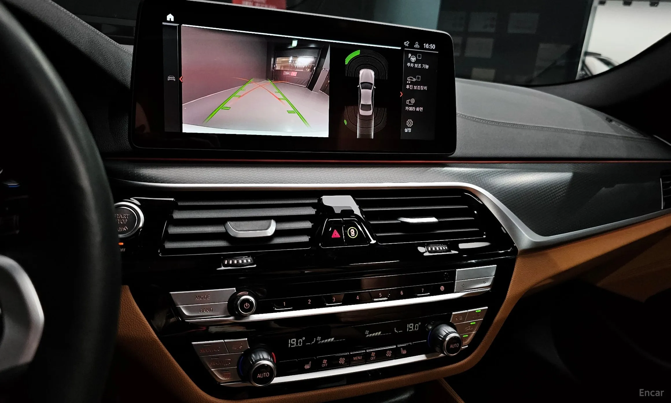 BMW 5 Series (G30) превью 15