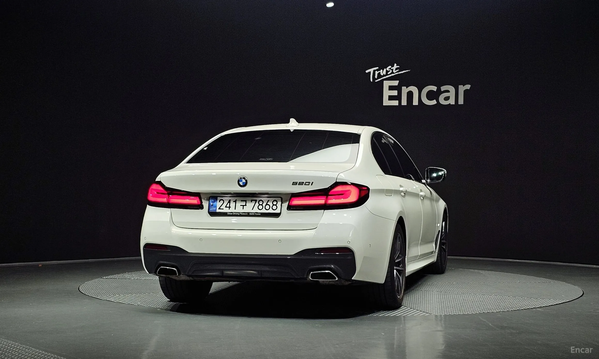 BMW 5 Series (G30) превью 4