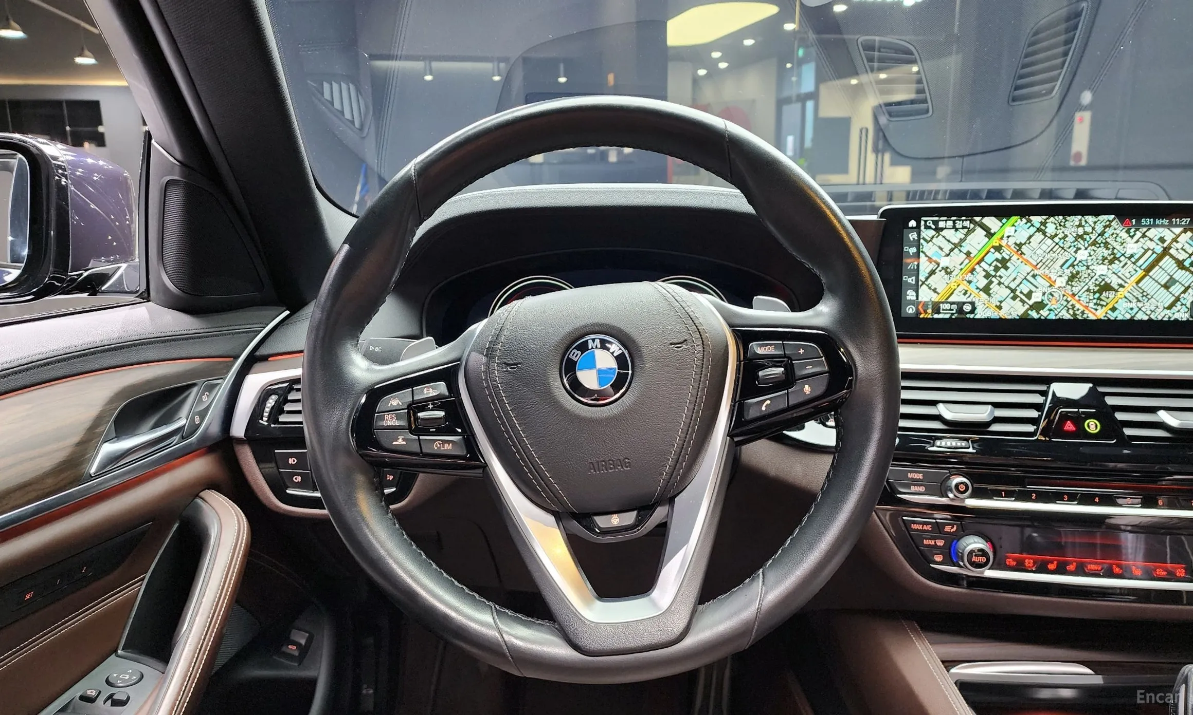 BMW 5 Series (G30) превью 14