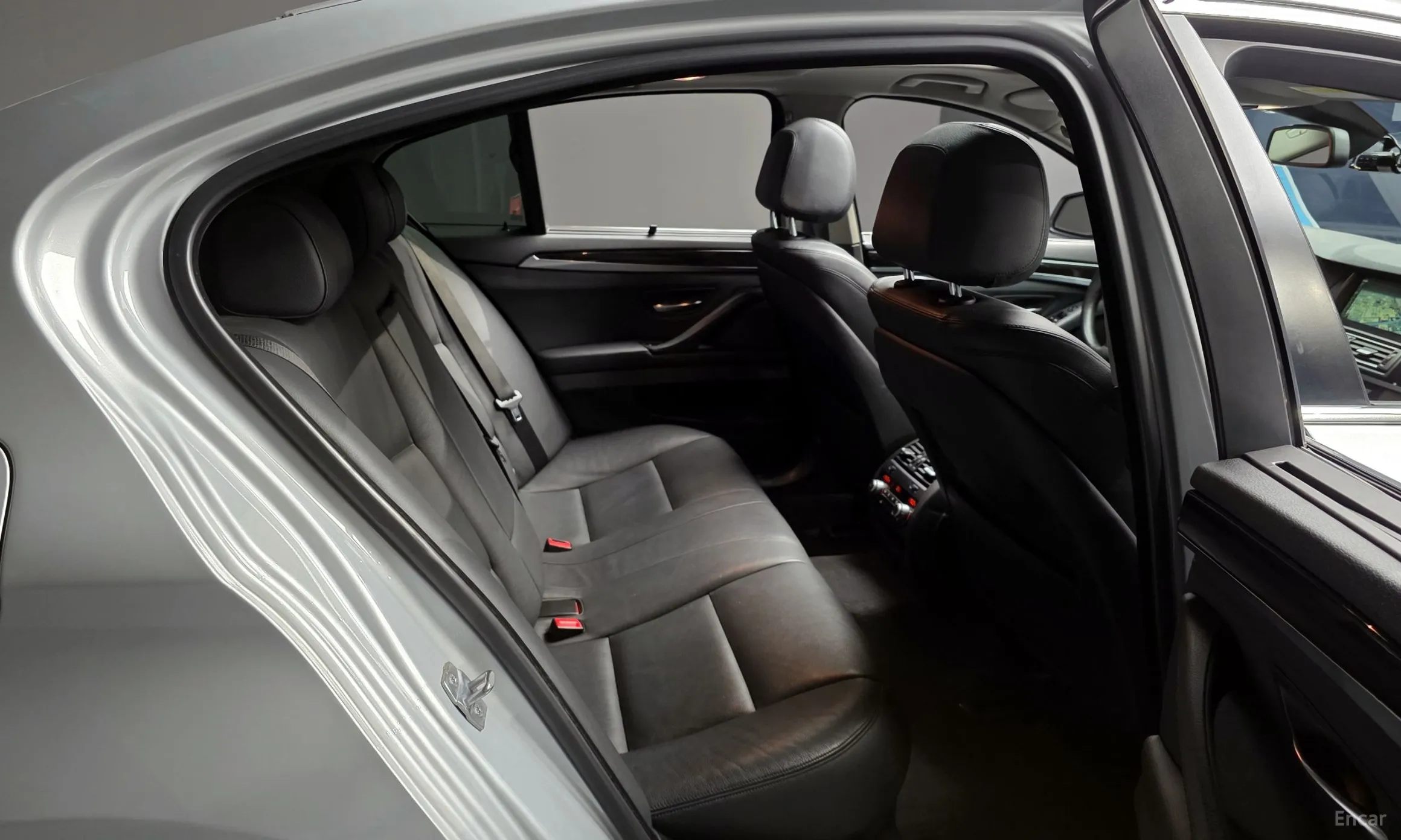 BMW 5 Series (F10) превью 12