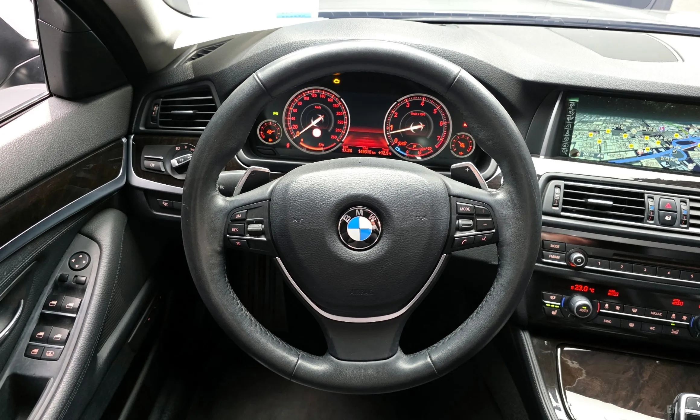 BMW 5 Series (F10) превью 13