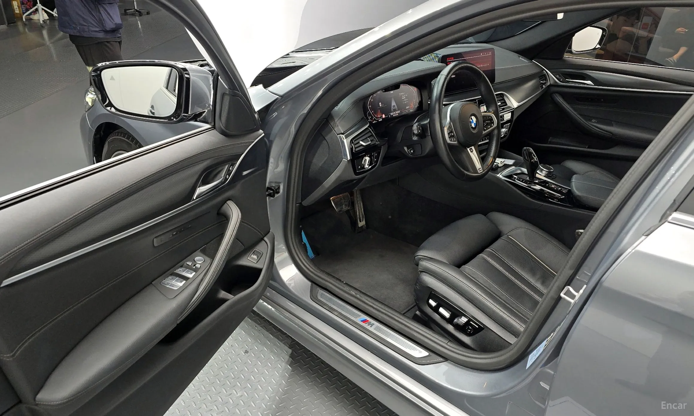 BMW 5 Series (G30) превью 10