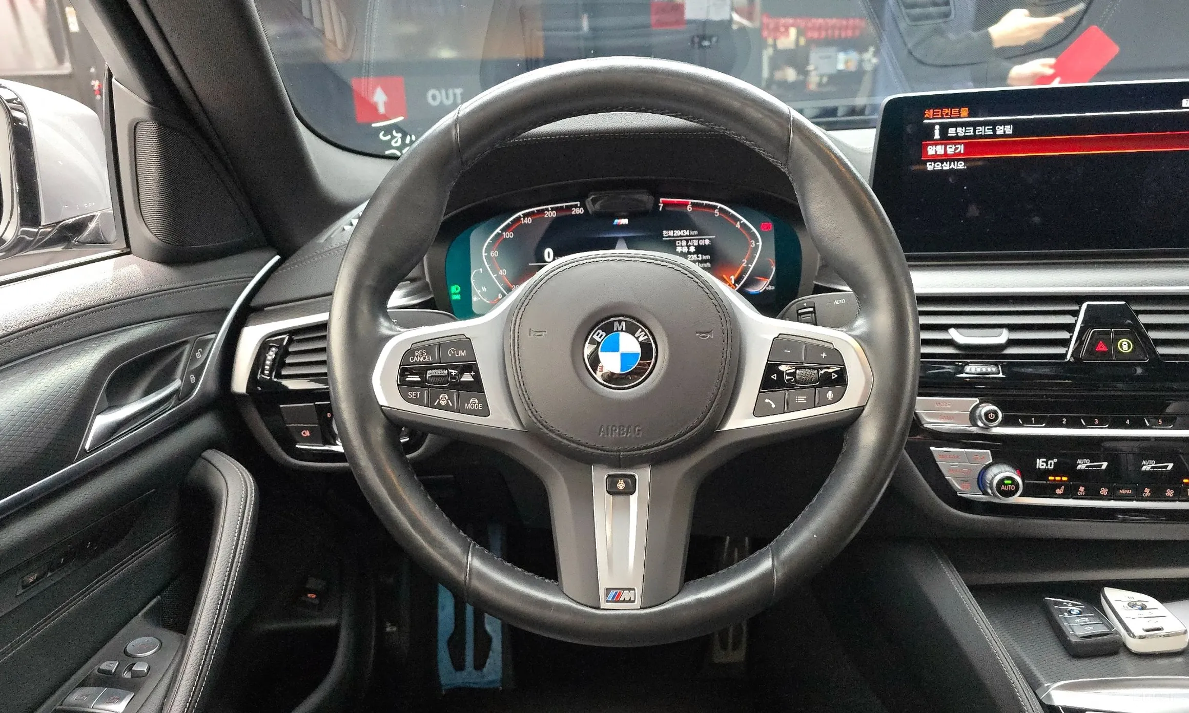 BMW 5 Series (G30) превью 13