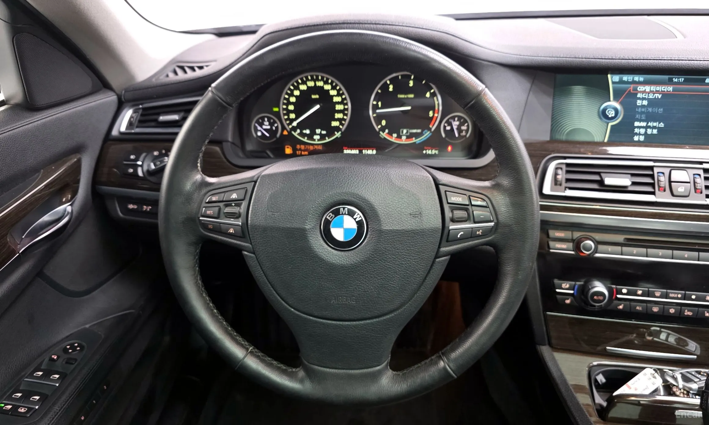 BMW 7 Series (F01) превью 14