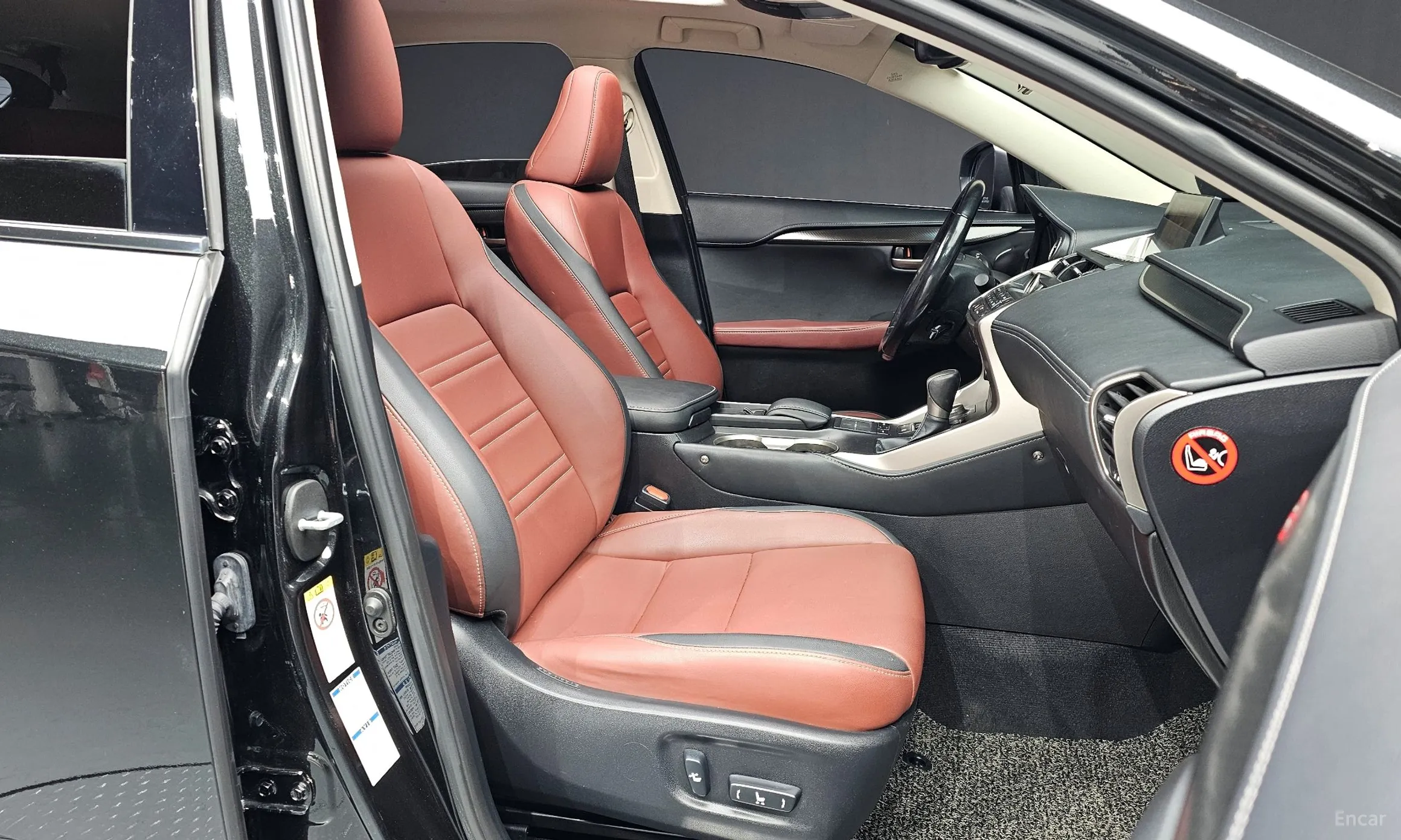 Lexus NX300h превью 10