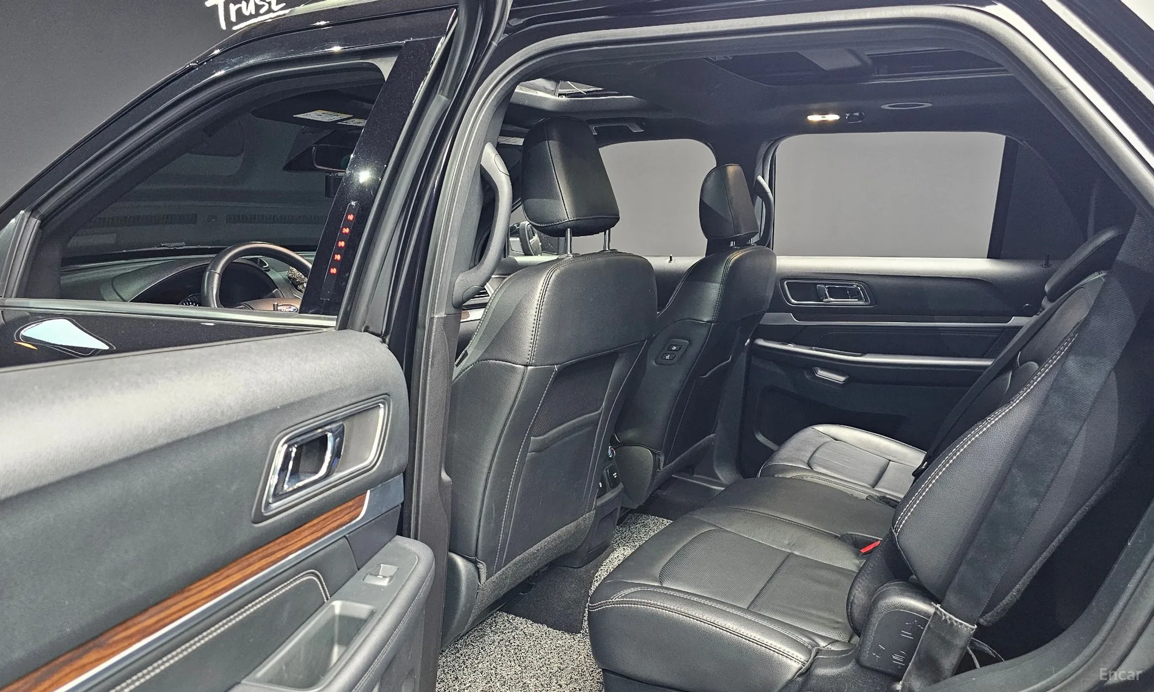 Ford Explorer превью 17
