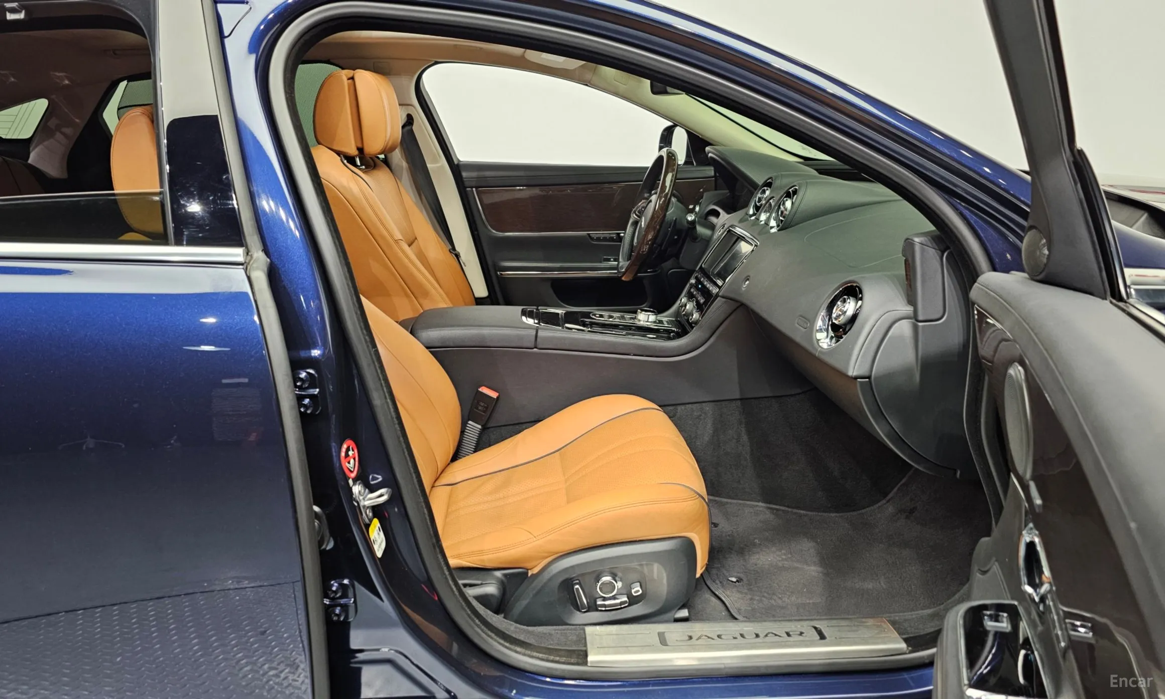 Jaguar All New XJ превью 11