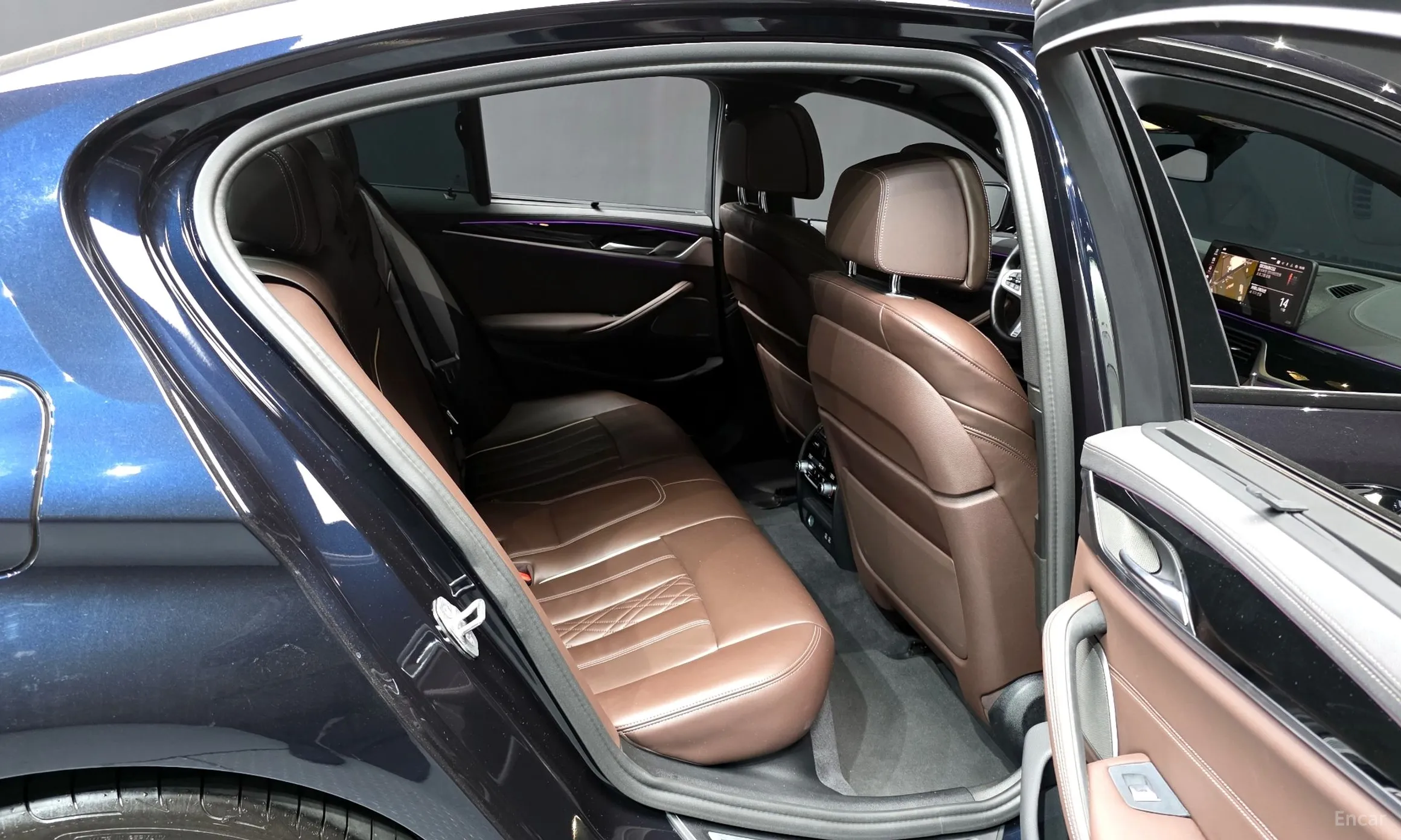 BMW 5 Series (G30) превью 12
