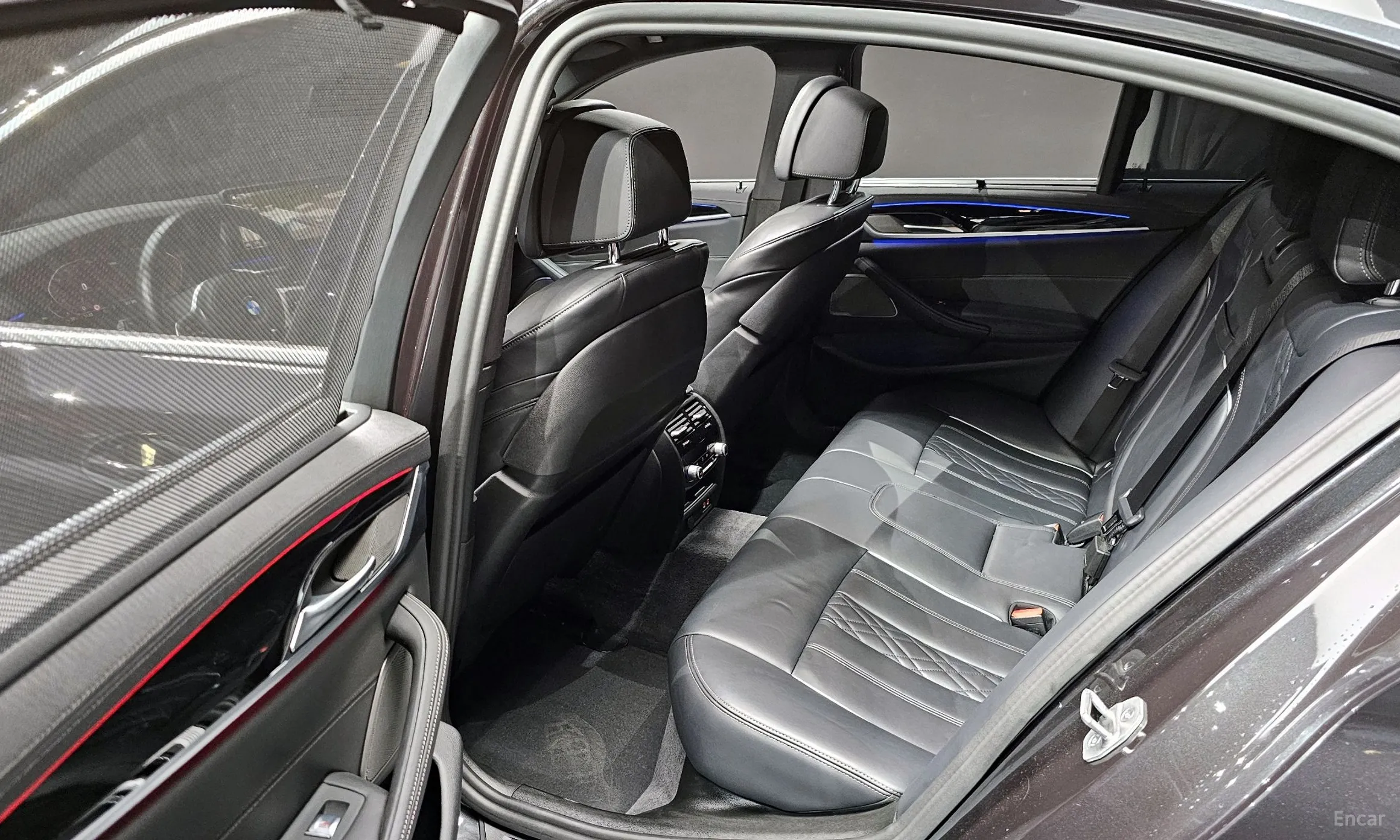 BMW 5 Series (G30) превью 12