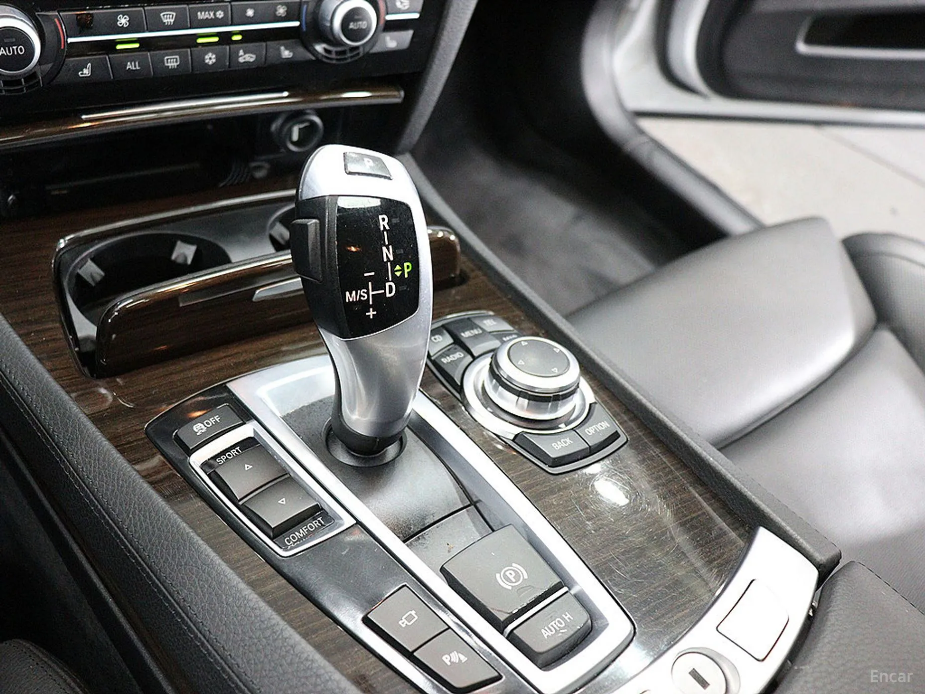 BMW 7 Series (F01) превью 10