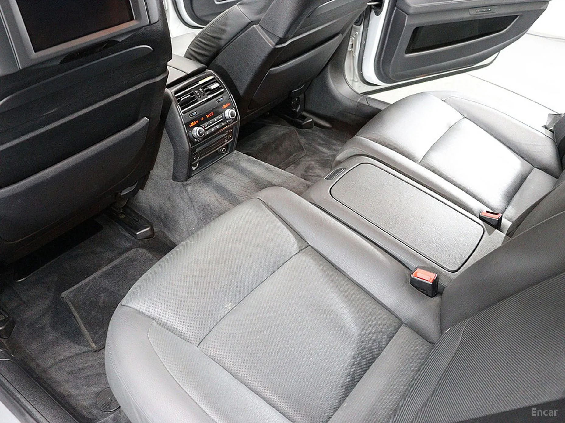 BMW 7 Series (F01) превью 16