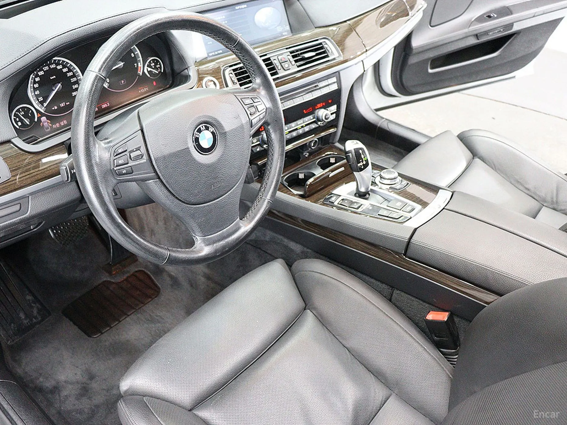 BMW 7 Series (F01) превью 17