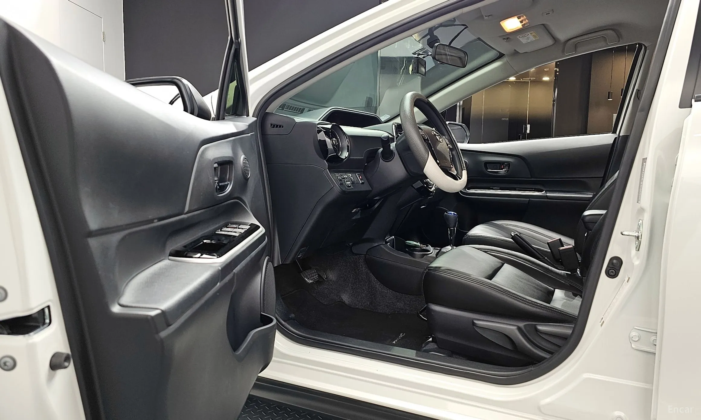Toyota Prius C превью 10