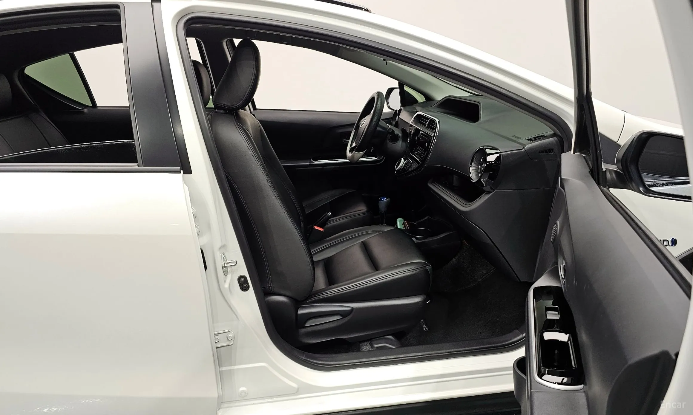 Toyota Prius C превью 11