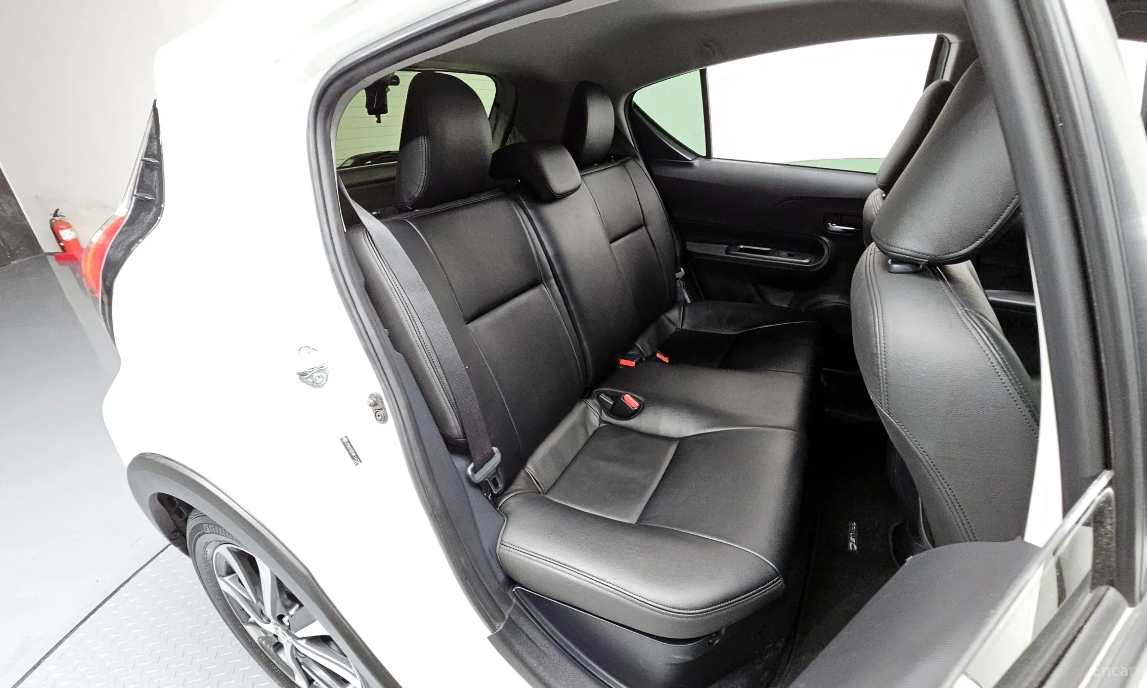 Toyota Prius C превью 12