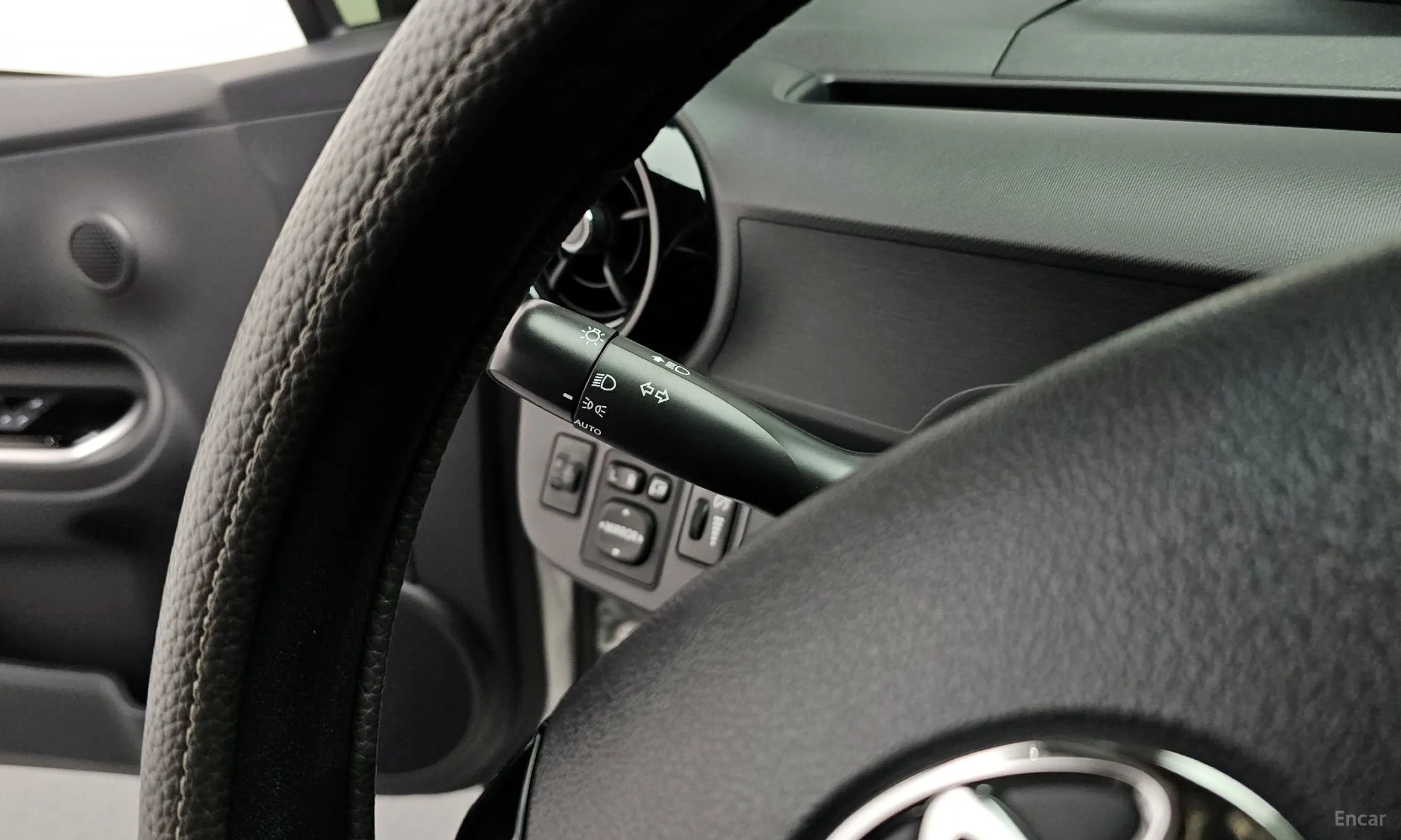 Toyota Prius C превью 17