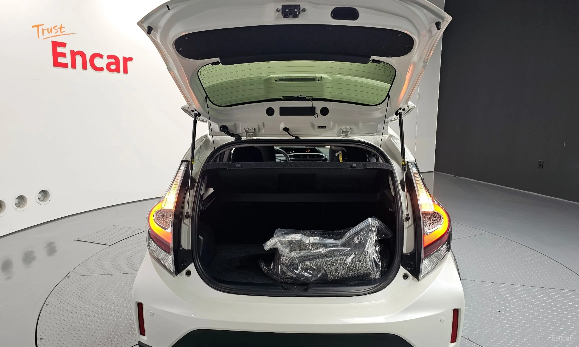 Toyota Prius C превью 20