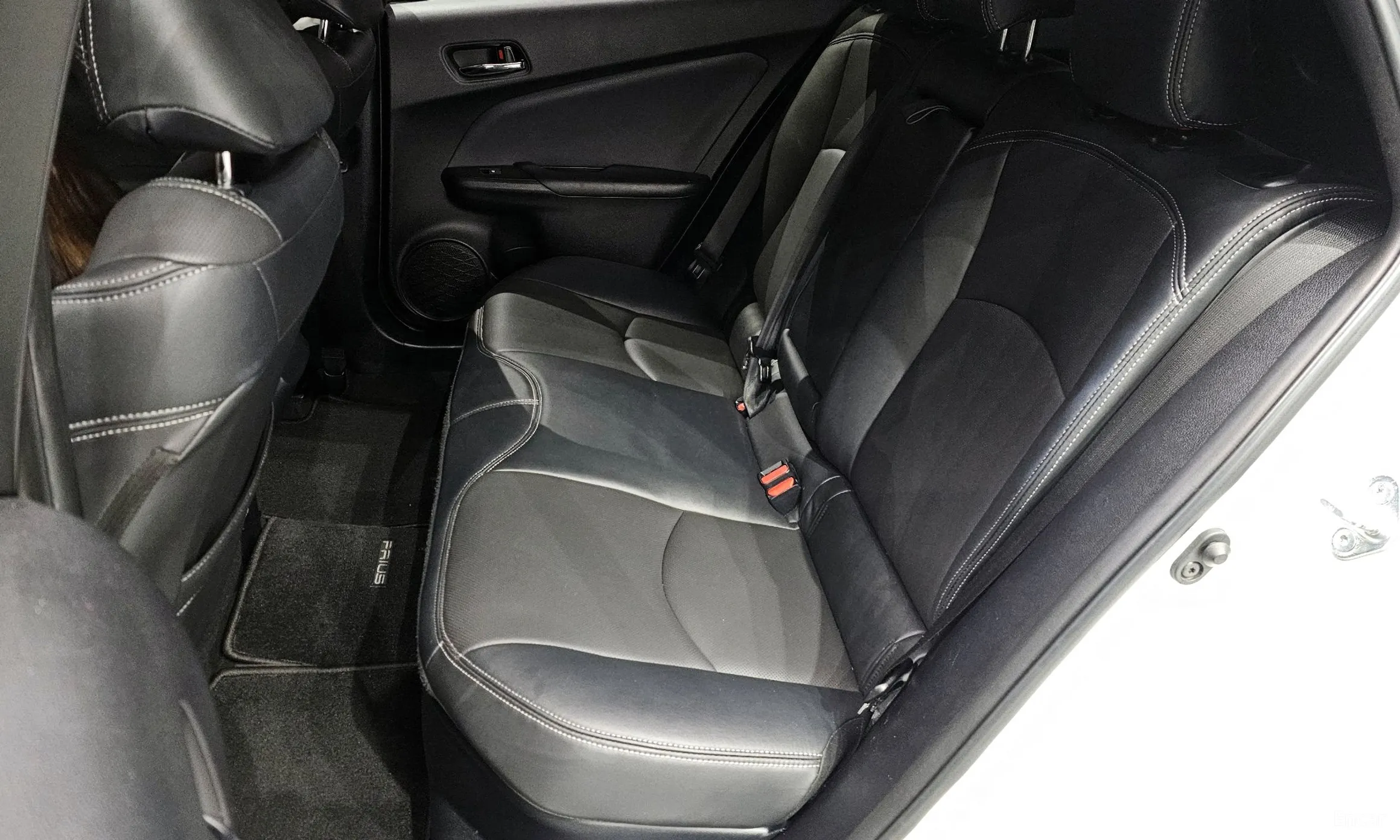 Toyota Prius 4th Generation превью 12