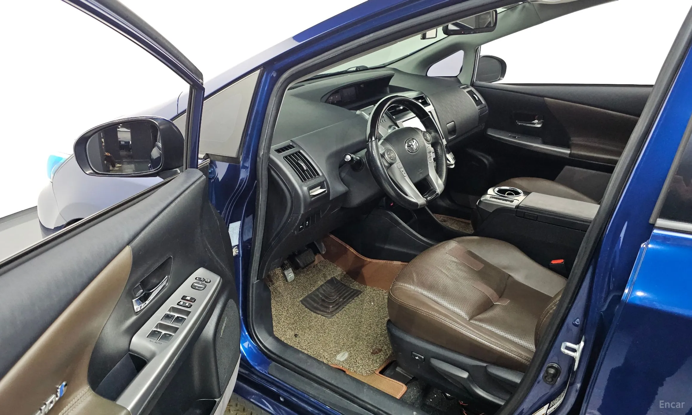 Toyota Prius V превью 10