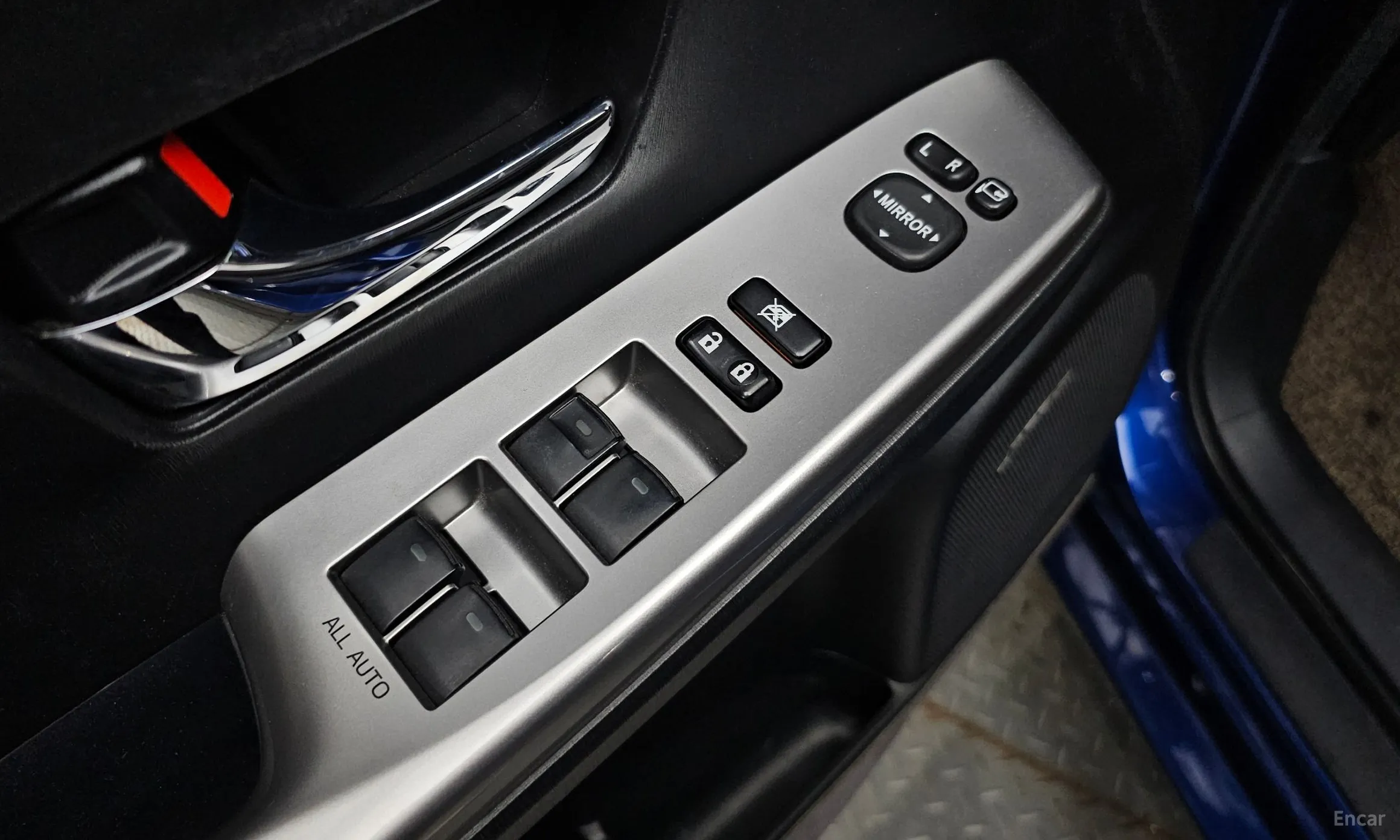 Toyota Prius V превью 13