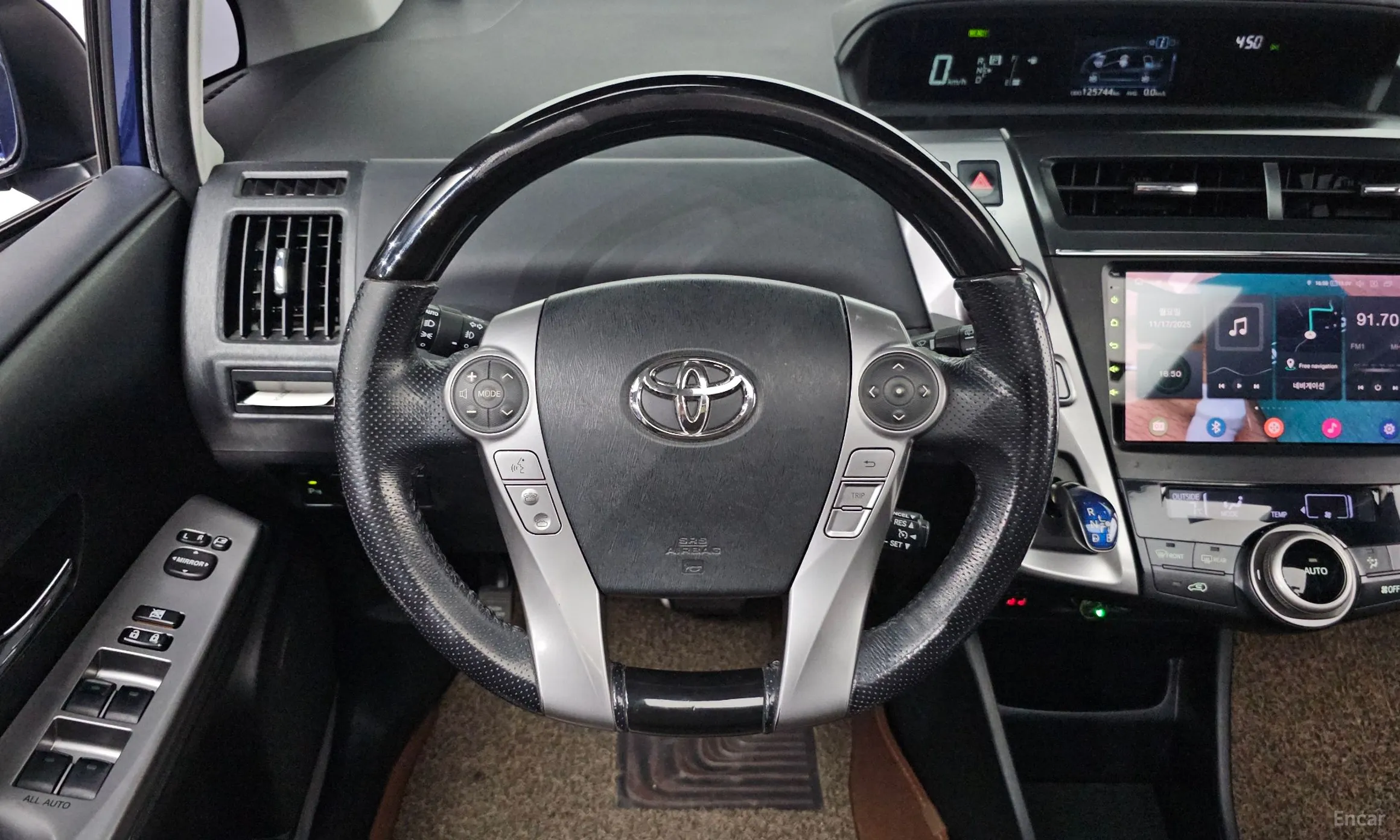 Toyota Prius V превью 14