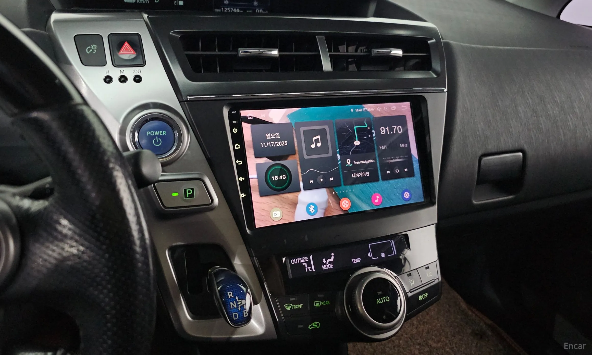Toyota Prius V превью 17