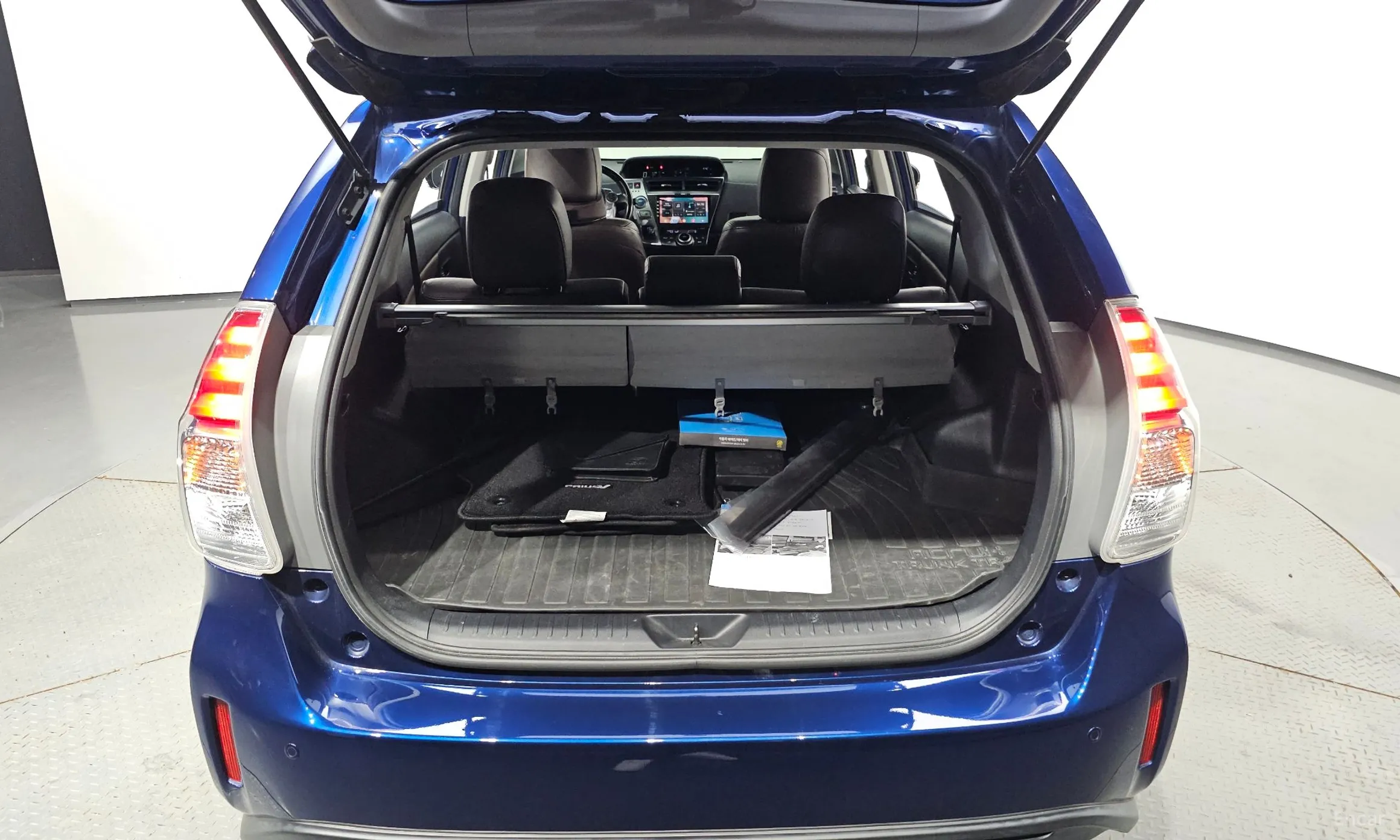 Toyota Prius V превью 20