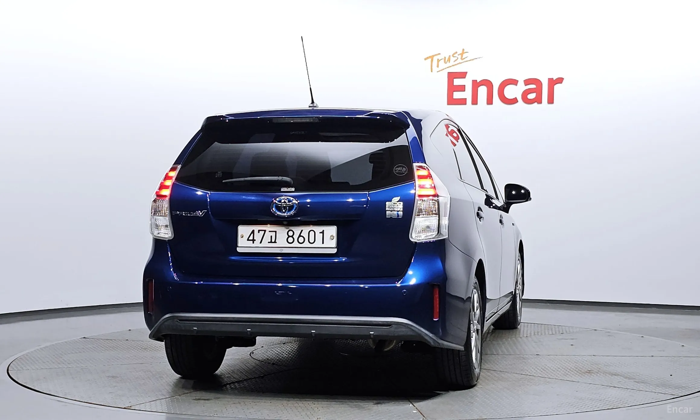 Toyota Prius V превью 4