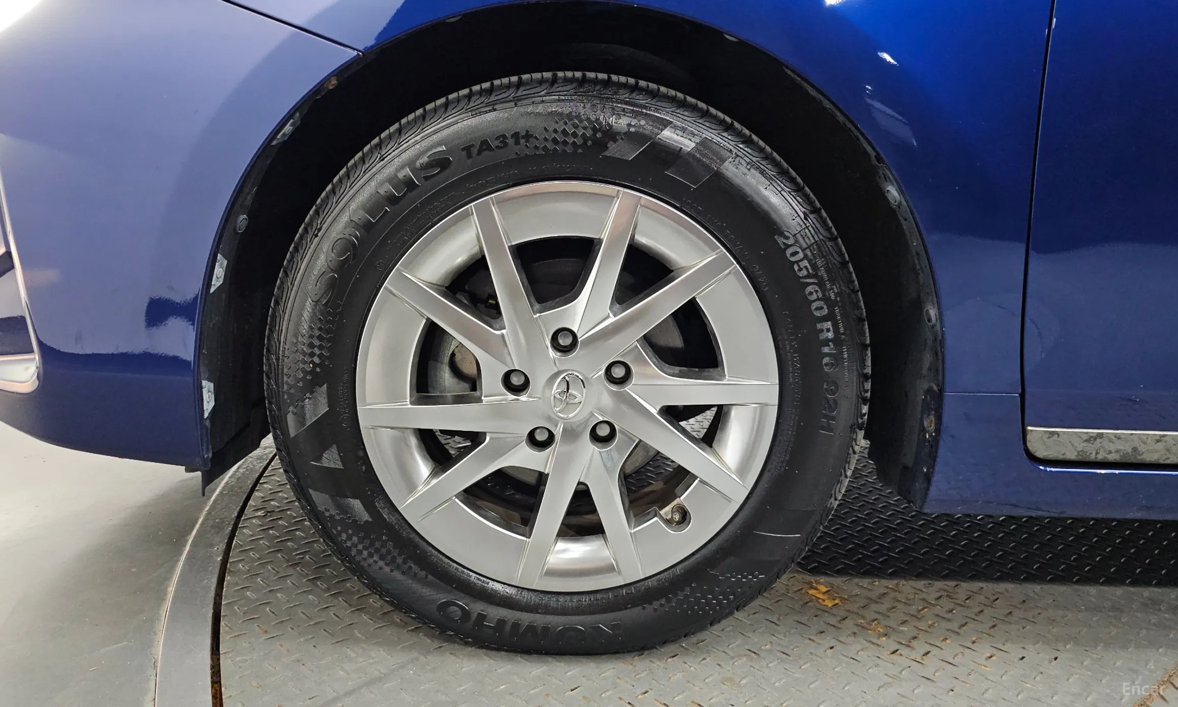 Toyota Prius V превью 5