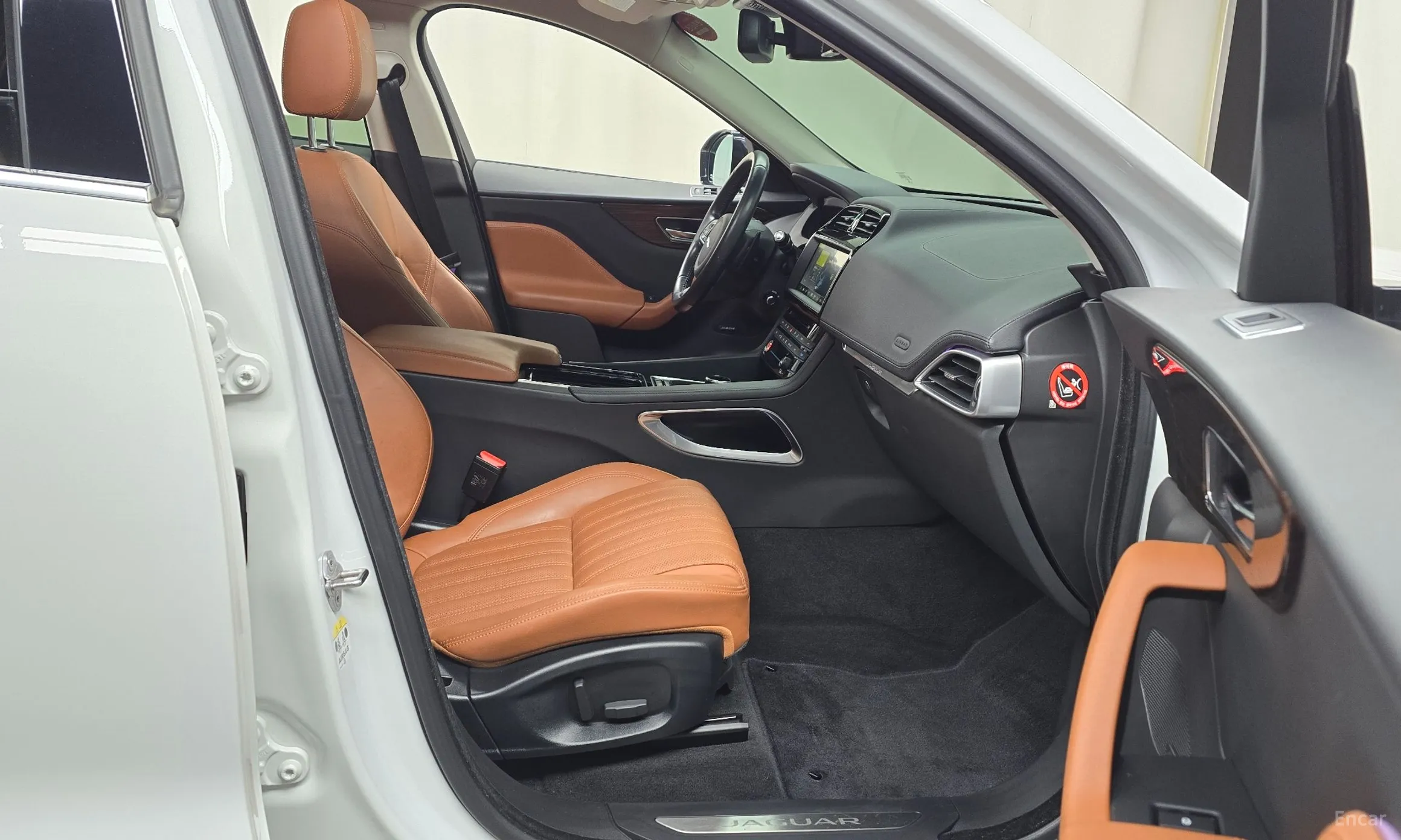 Jaguar F-PACE превью 10