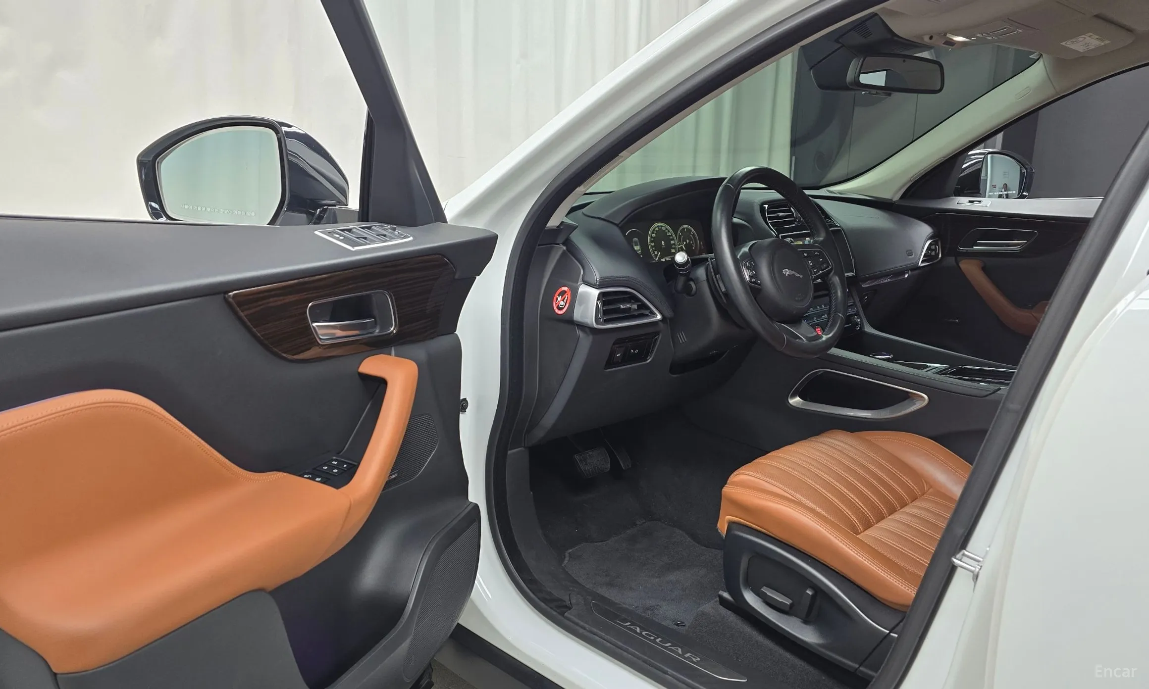 Jaguar F-PACE превью 11