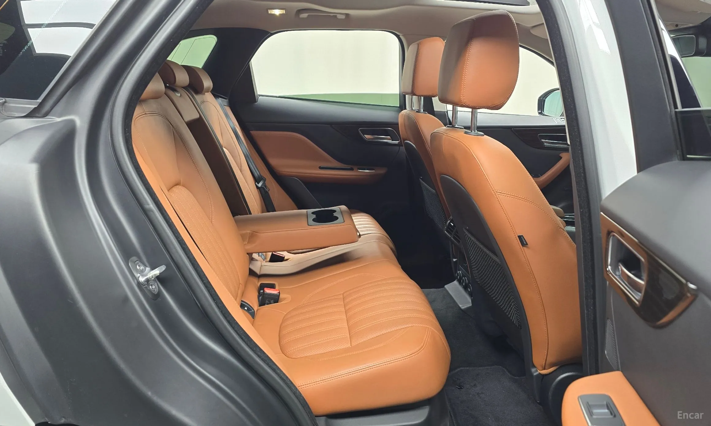 Jaguar F-PACE превью 12