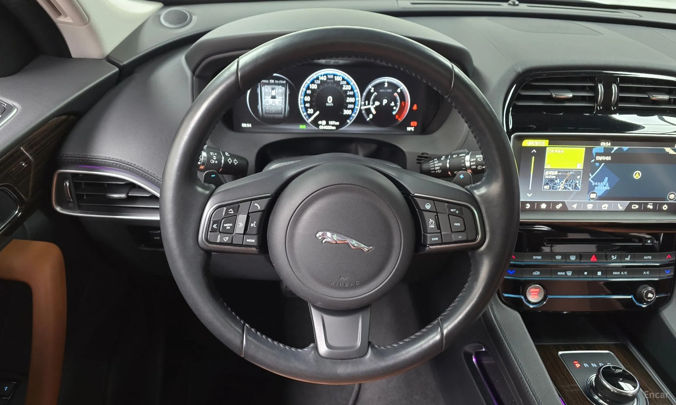 Jaguar F-PACE превью 13