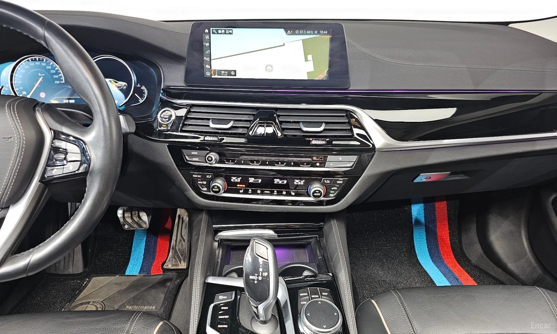 BMW 5 Series (G30) превью 14