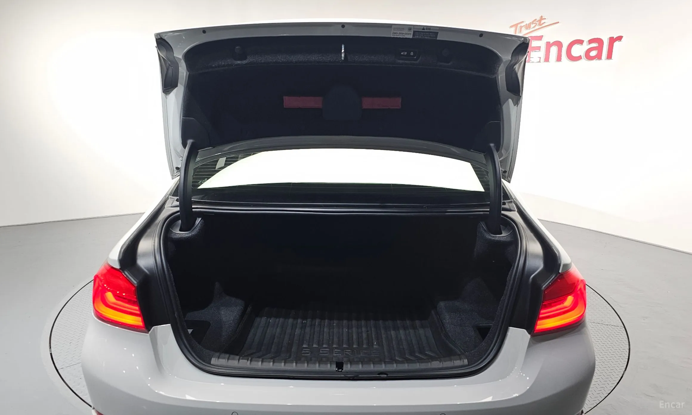 BMW 5 Series (G30) превью 20